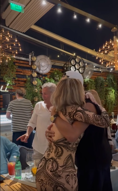 Loredana Groza, în brațele lui Ștefan Bănică jr la petrecerea-surpriză de ziua ei. Și Tania Budi, și Dan Bittman au sărbătorit-o pe cântăreață