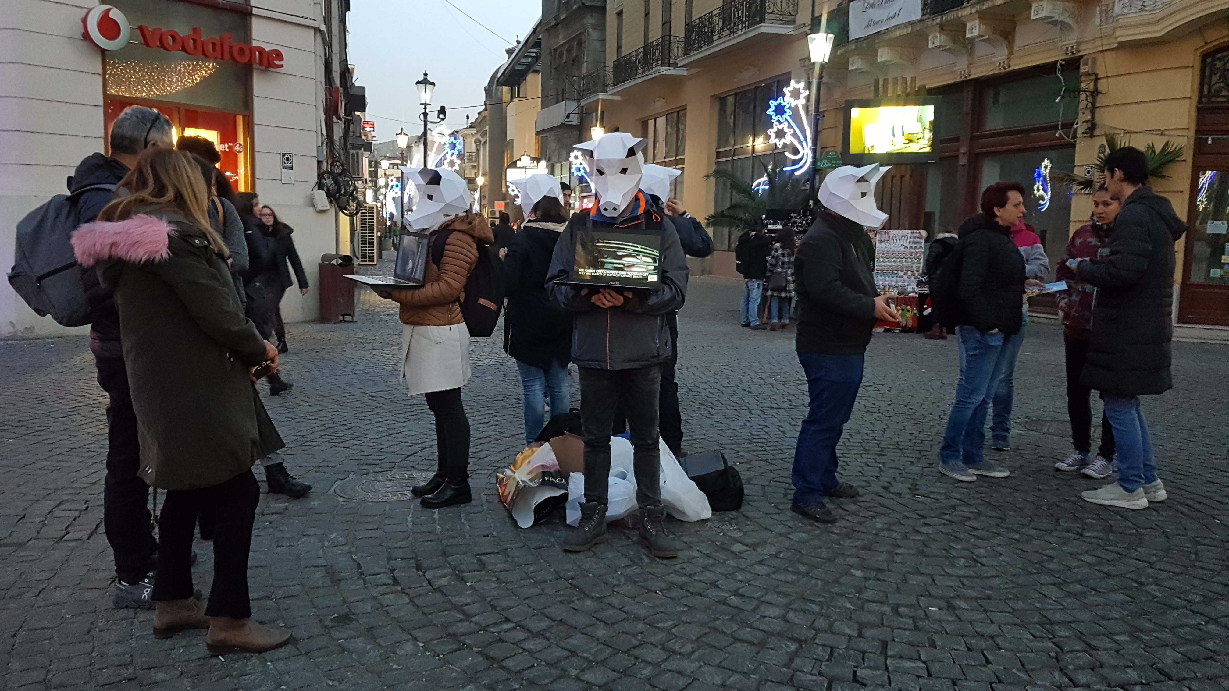 VIDEO|Veganii au ieșit în Centrul Vechi cu măști de porc pe față. Câți români ar renunța la tochitură, de Sărbători