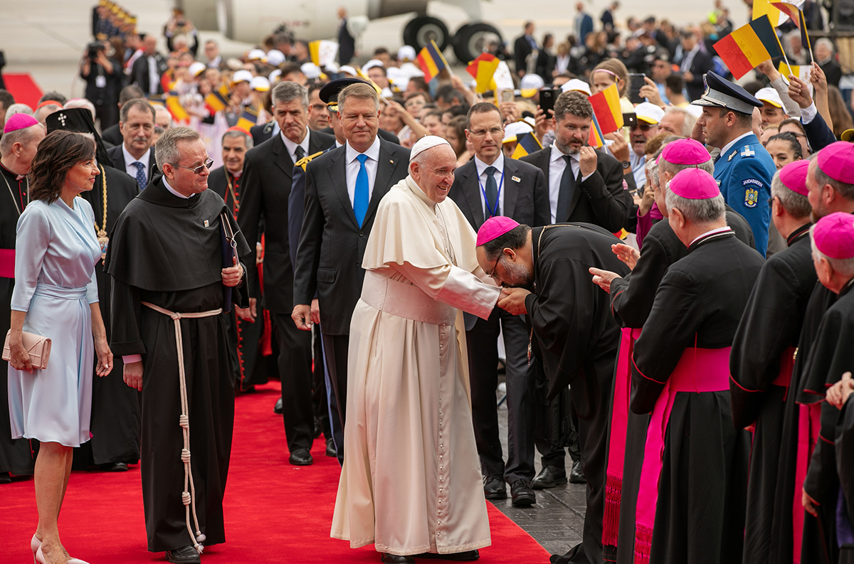 VIDEO | Primele imagini de la sosirea Papei Francisc în România