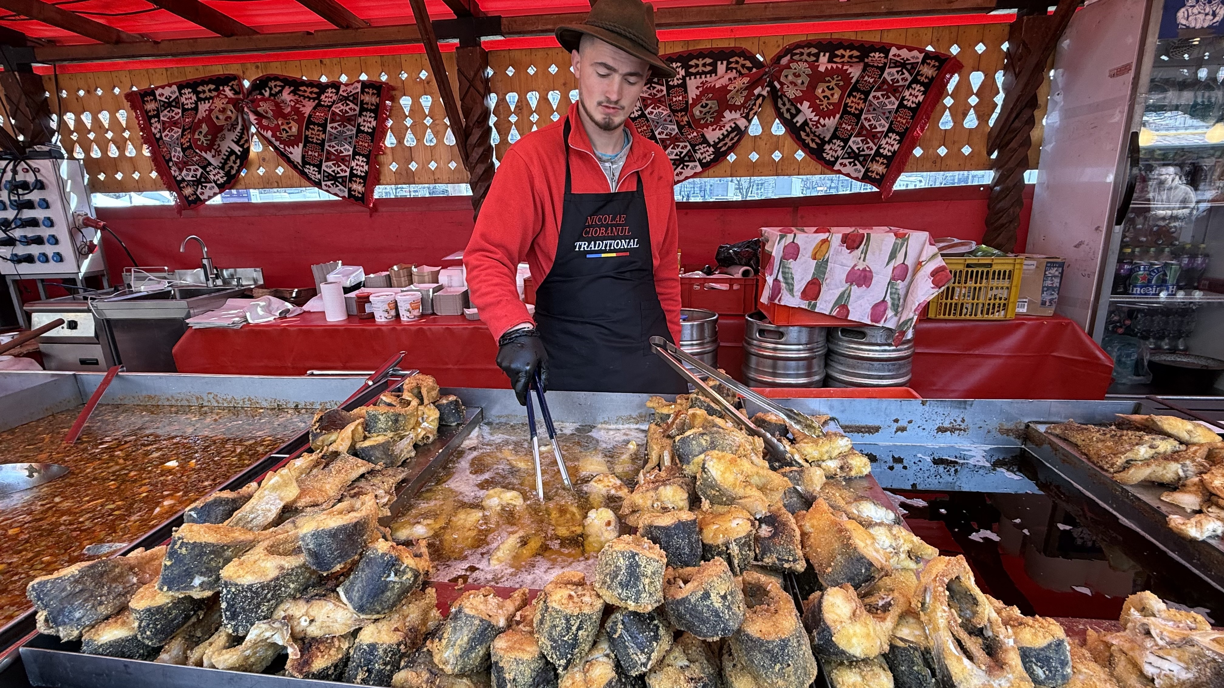 Cât costă o ciorbă pescărească lipovenească la Festivalul Pescăresc din București? O bucată de crap, cât un kilogram, în Obor