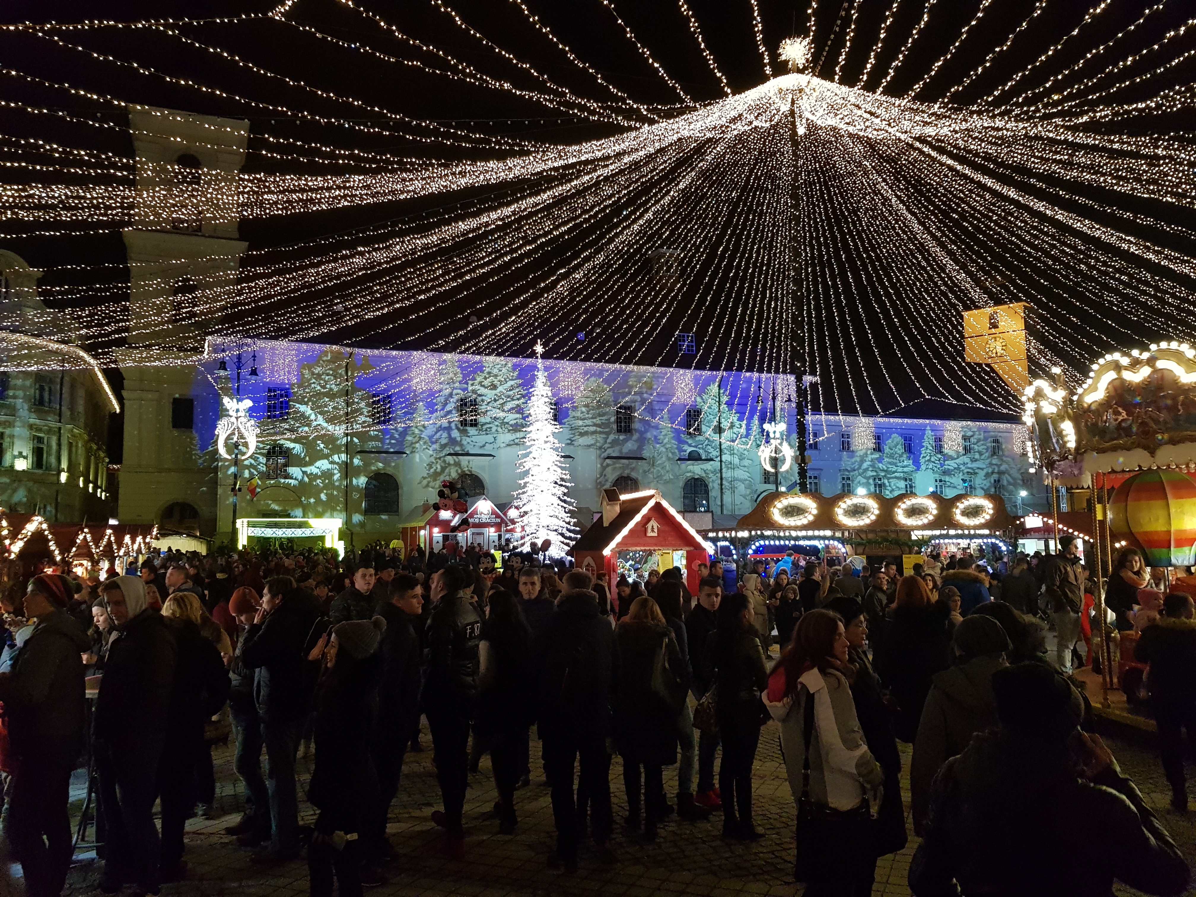 VIDEO&FOTO/ Mii de vizitatori la Târgul de Crăciun din Sibiu, la sfârșitul săptămânii trecute. O bucată din Viena, la prețuri de România