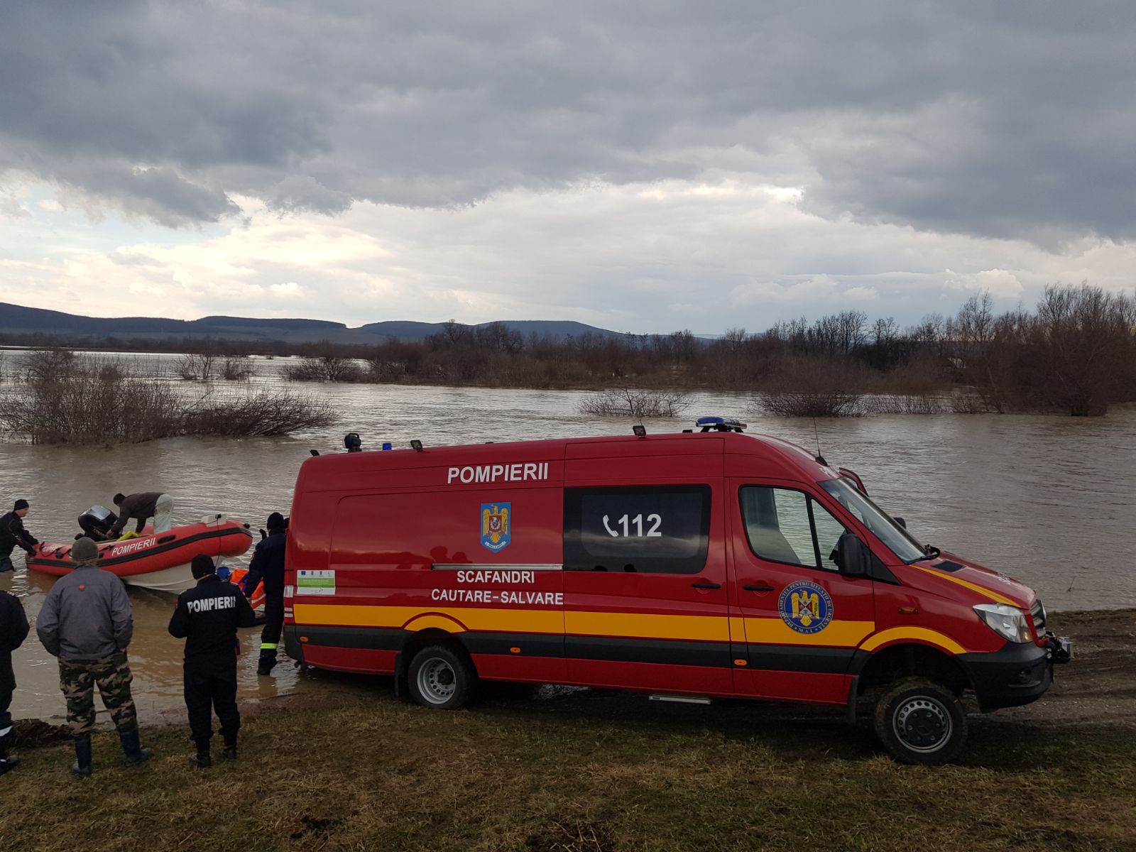UPDATE: Două persoane sunt izolate pe o insuliță formată în urma revărsării apelor, în Brașov. Pompierii intervin să le salveze/ FOTO&VIDEO