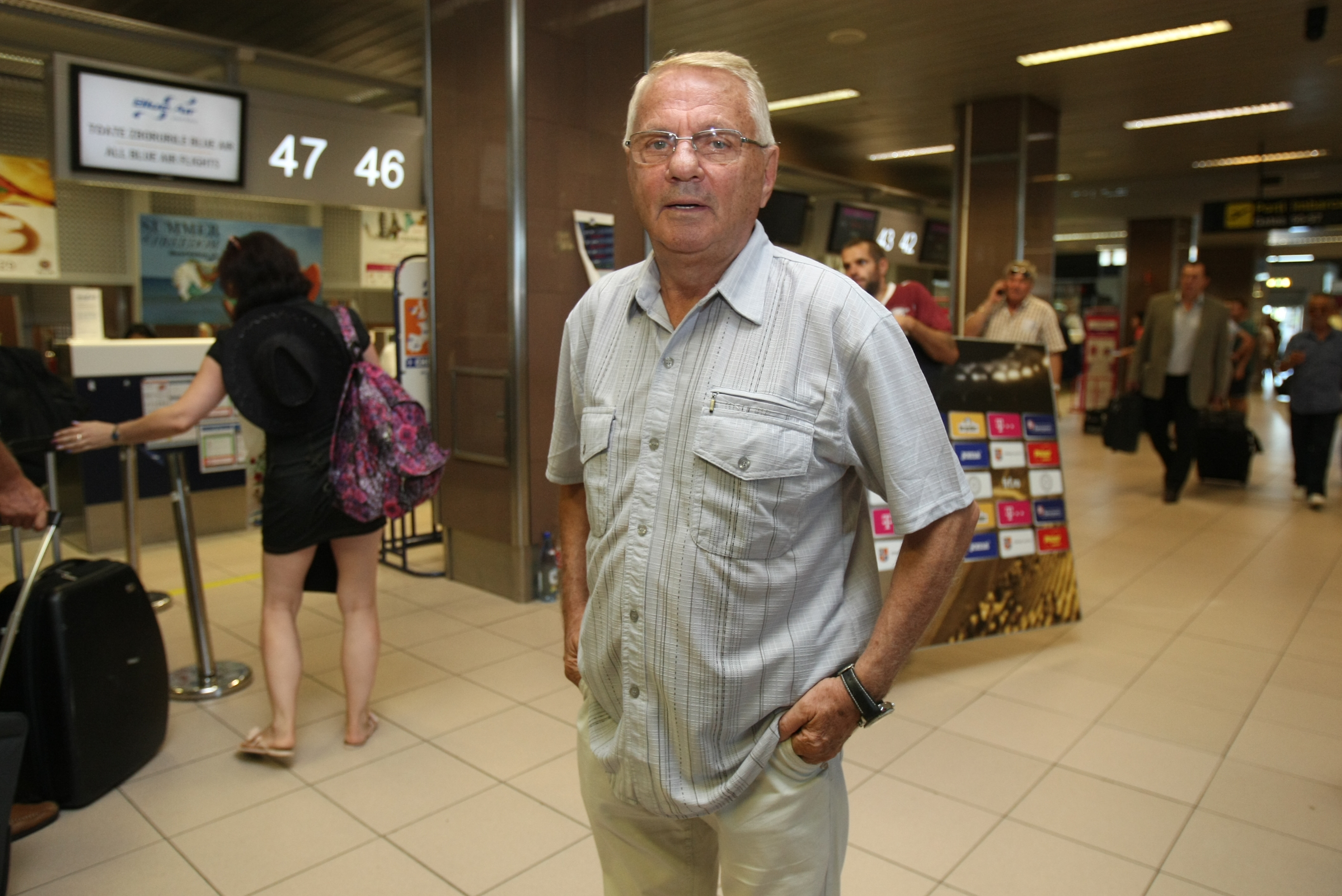 PRELIMINARIILE EURO 2016, UNGARIA - ROMÂNIA (vineri, ora 21.45, TVR 1) / Selecționerul Anghel Iordănescu a renunțat la supersitiții și ^a lăsat femei în avionul care i-a transportat pe tricolori la Budapesta, pentru mare meci cu rivalii istorici / GALERIE FOTO