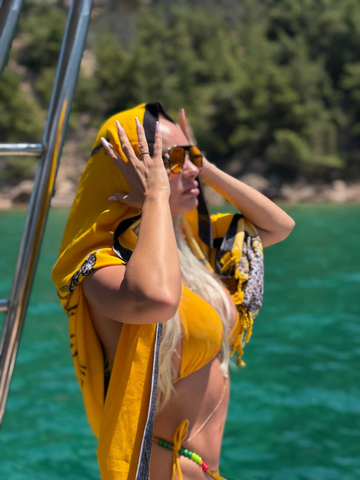 Imagini cu Maria Constantin într-un costum de baie minuscul. Artista își petrece vacanța în Thassos, Grecia