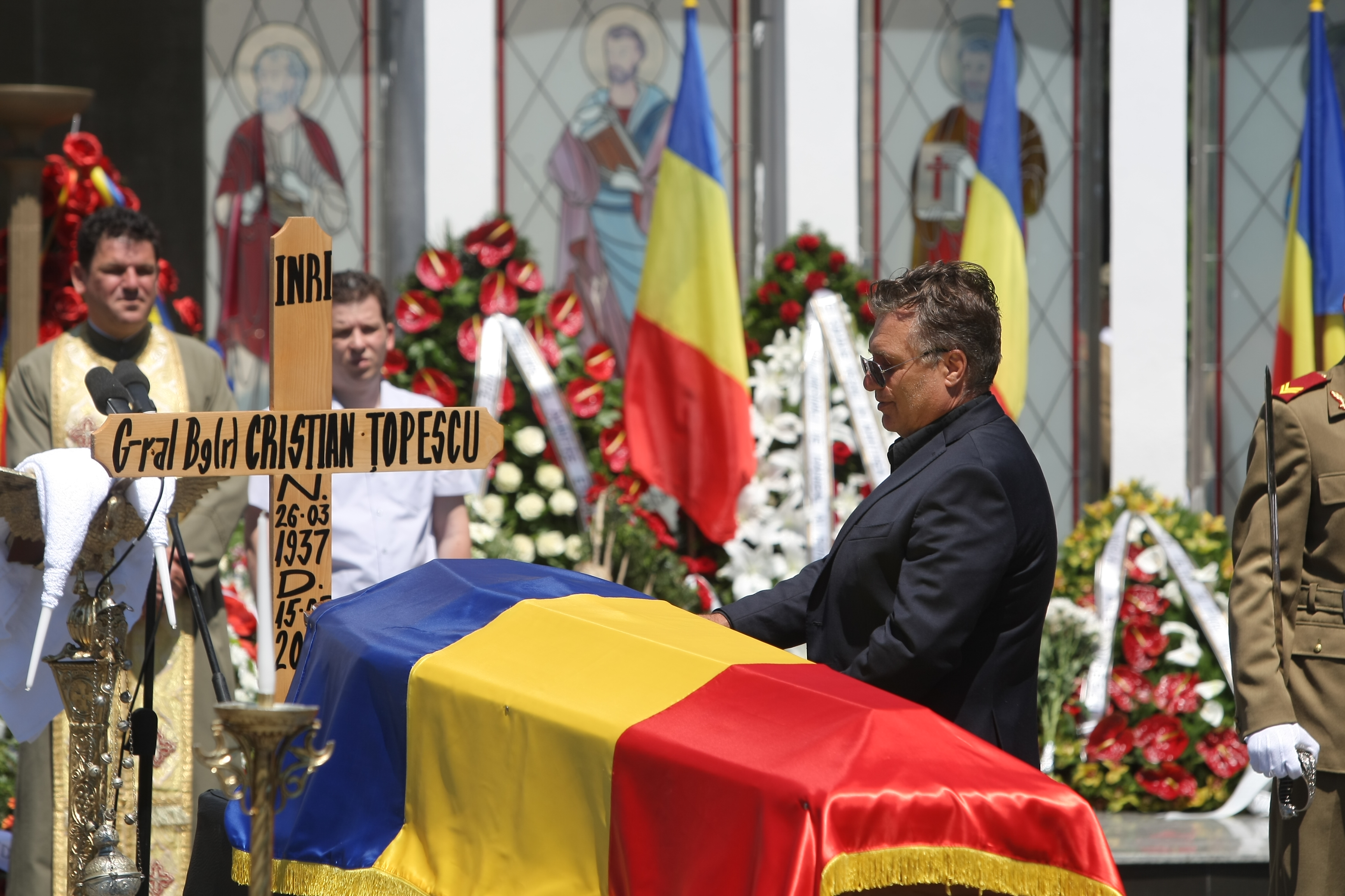GALERIE FOTO&VIDEO/ Cristian Țopescu, înmormântat cu onoruri militare, la Cimitirul Ghencea Militar din București