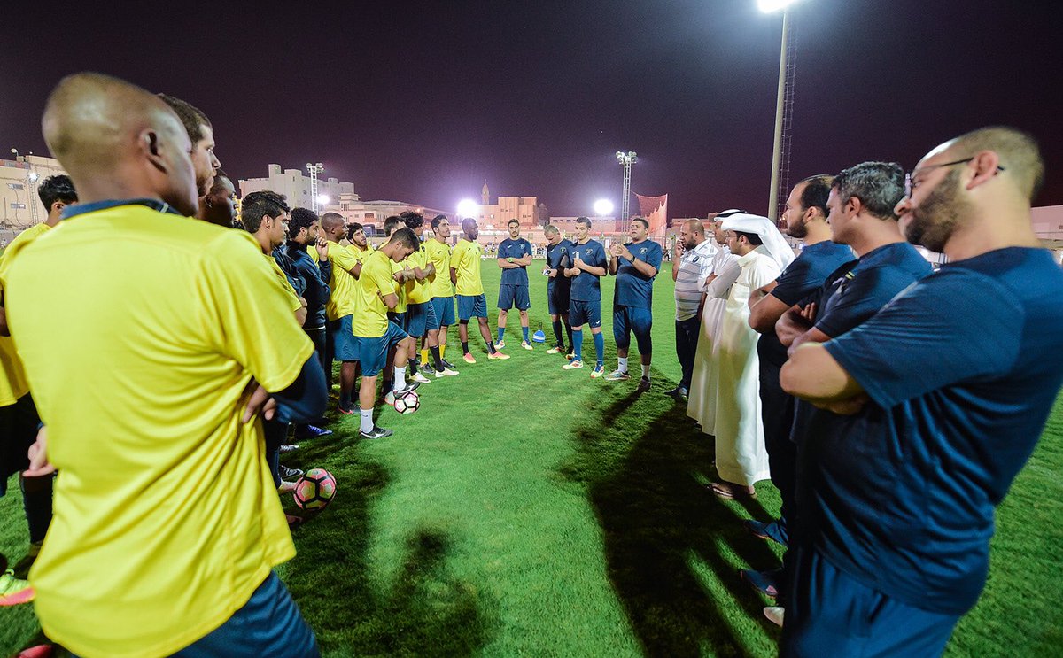 Costel Gâlcă a fost primit cu trandafiri la Al Taawon. Primele imagini cu antrenorul român în Arabia Saudită