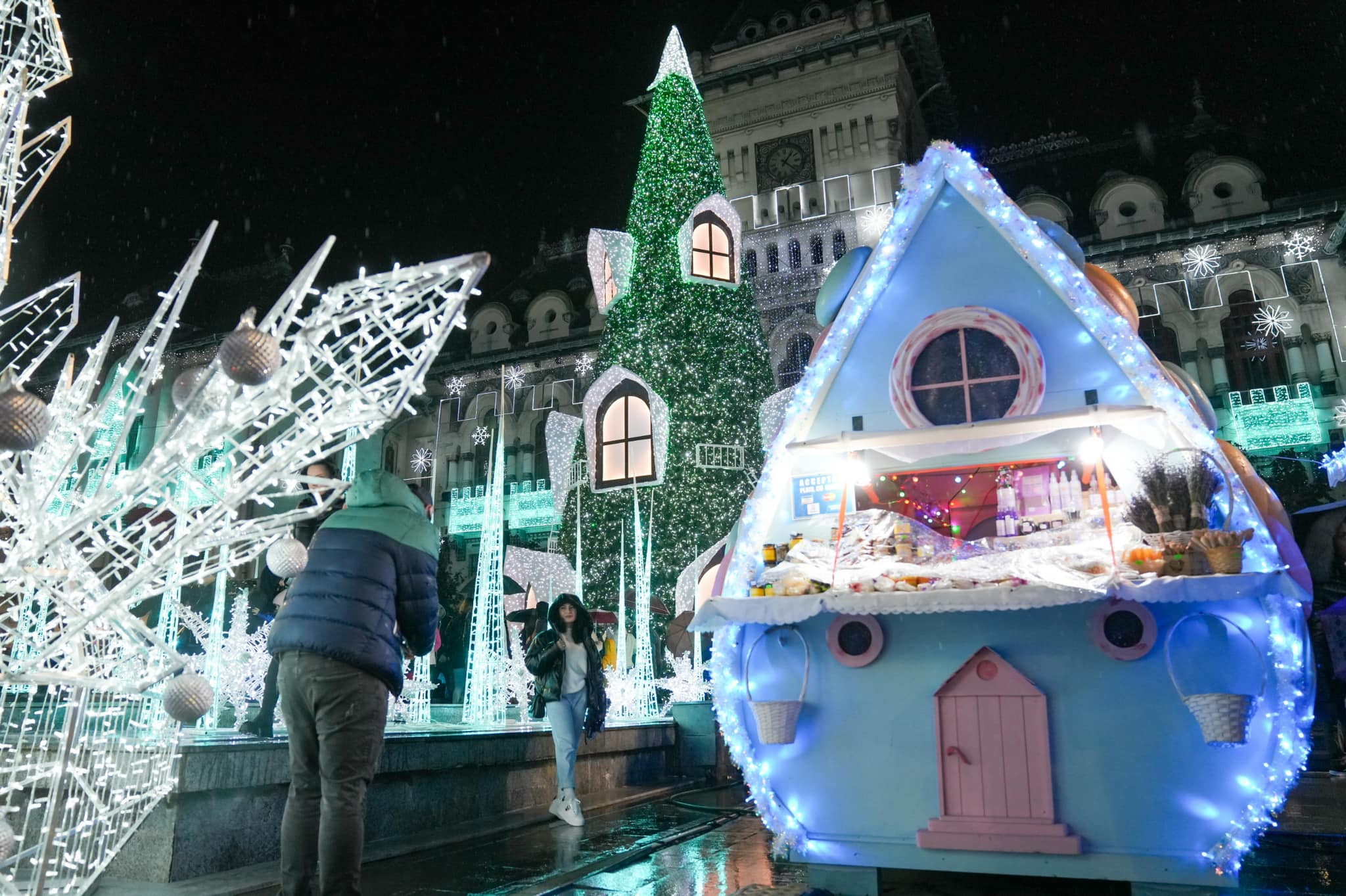 FOTO. Târgul de Crăciun de la Craiova și-a deschis porțile: o roată panoramică-gigant, patinoar, căsuțe cu produse tradiționale și două milioane de beculețe au transformat Bănia