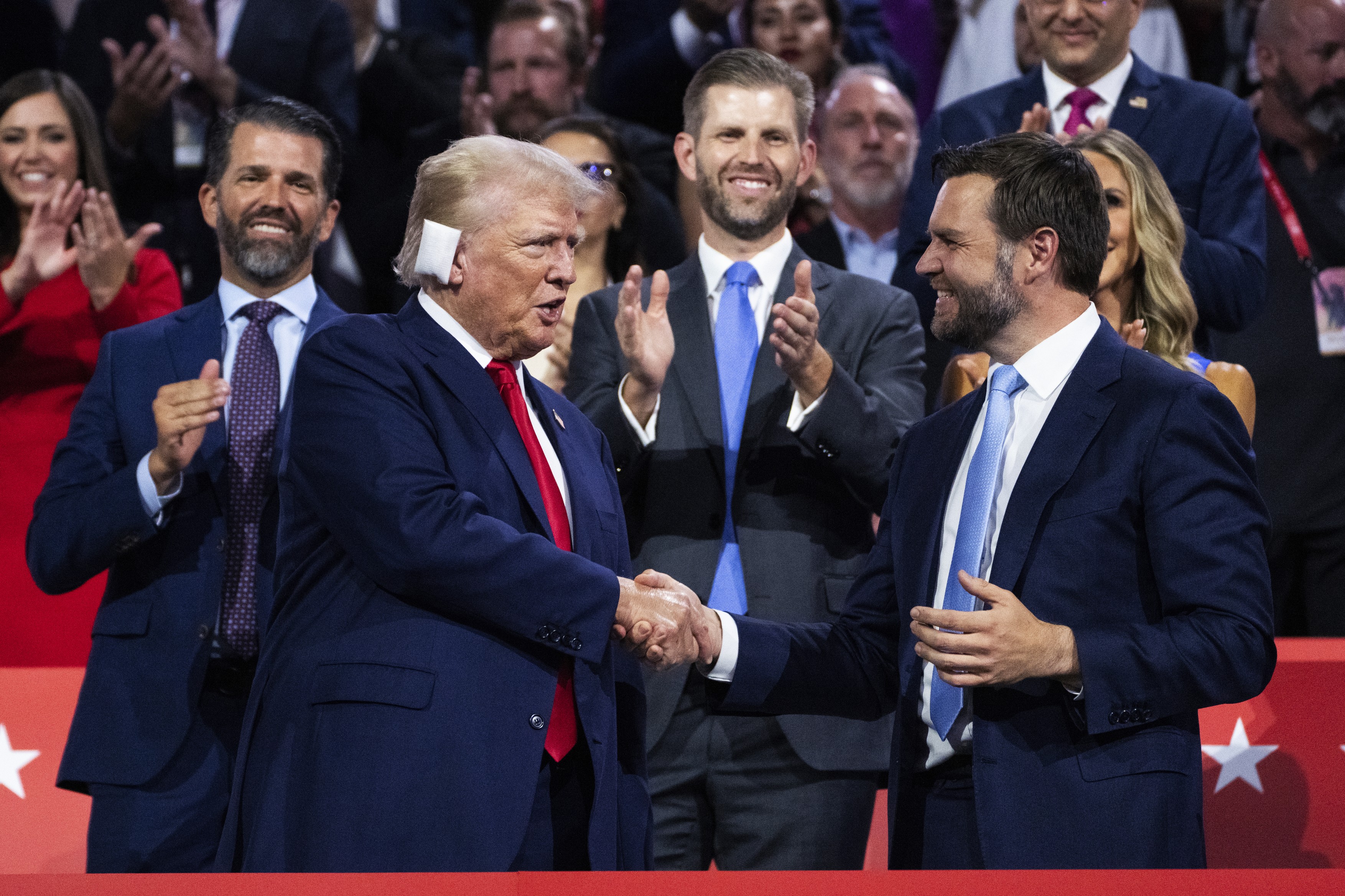 Donald Trump, cu un bandaj pe ureche, a fost primit în aplauze și scandări la convenţia republicană: „Luptă! Luptă! Luptă!”