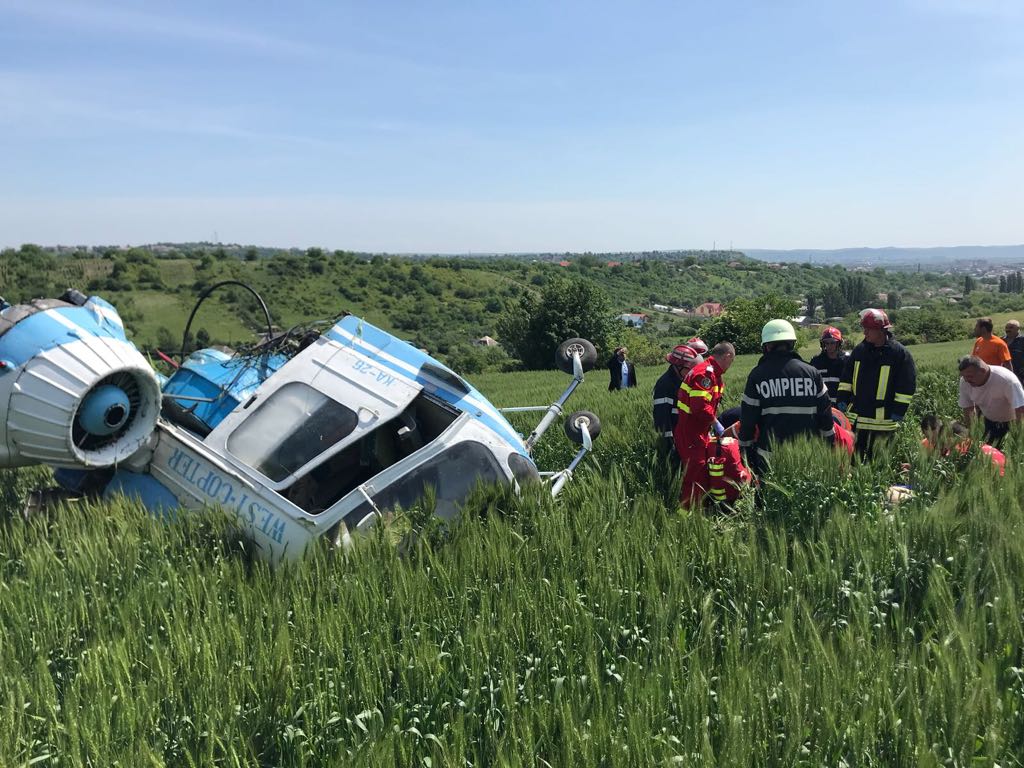 UPDATE: Un elicopter s-a prăbușit lângă Turda, județul Cluj. Un bărbat, transportat la spital / FOTO