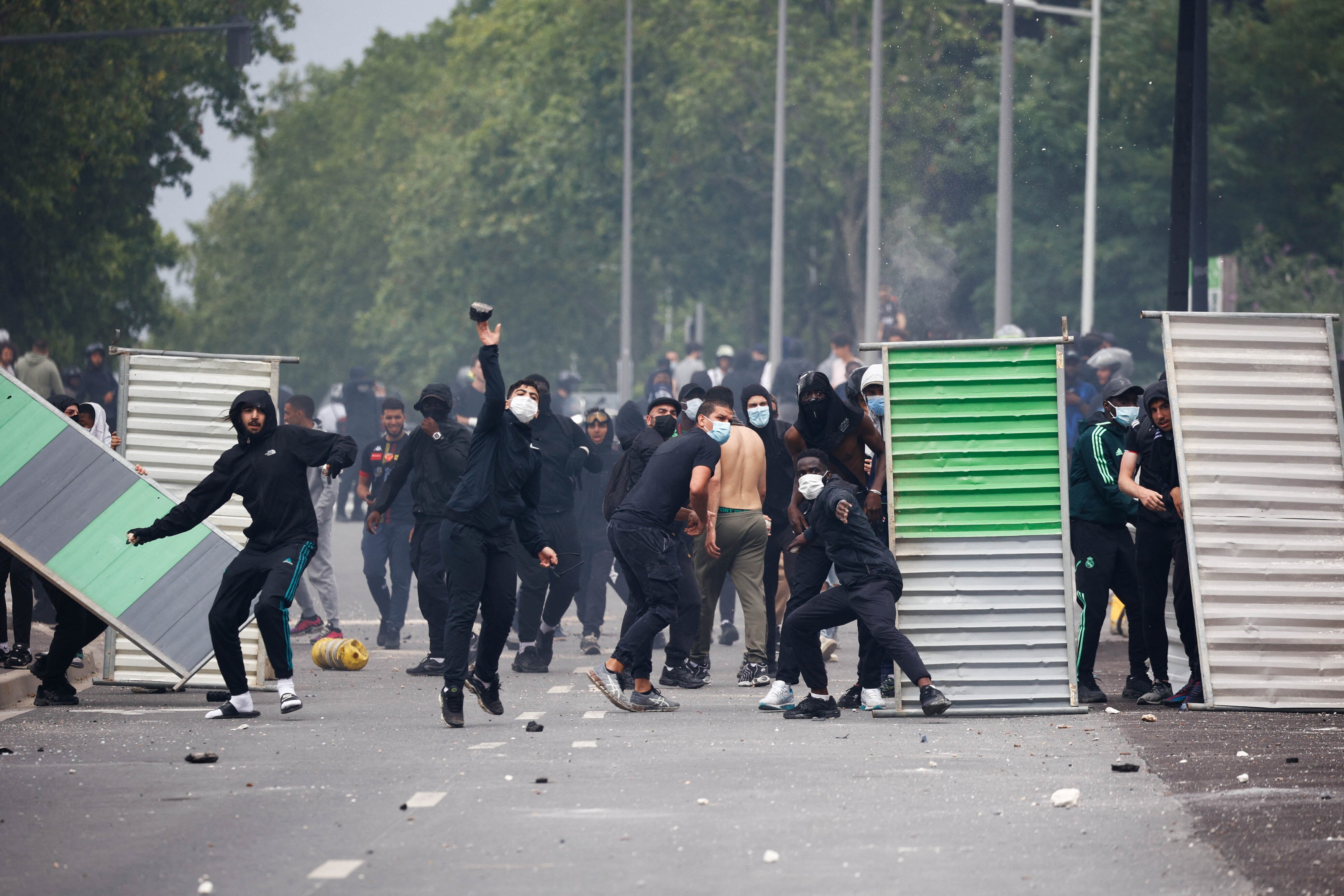 Haos pentru a treia noapte în Franța, după ce un polițist a ucis un adolescent. 400 de arestări și restricții de circulație în mai multe orașe