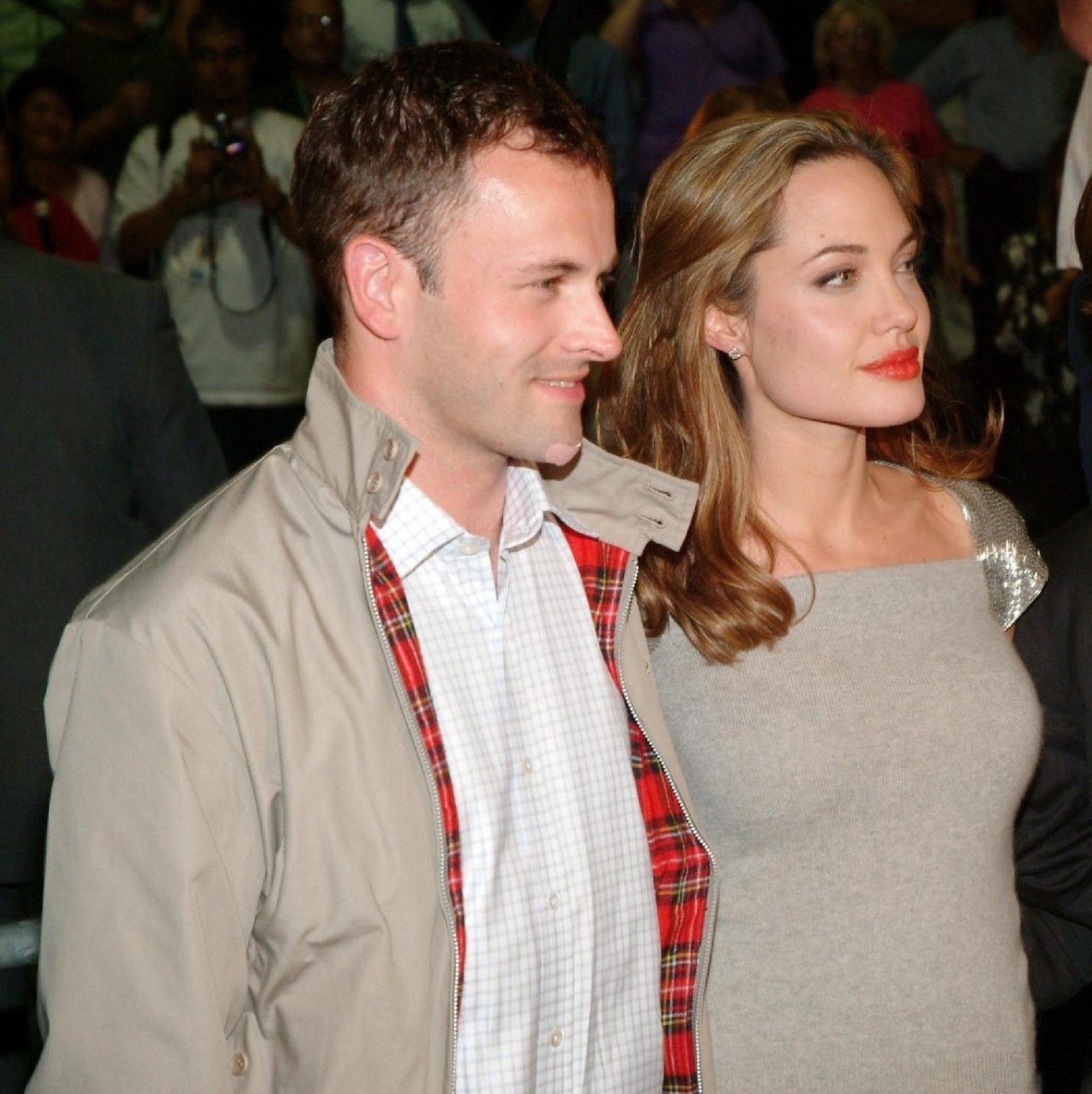 Angelina Jolie s-a reunit cu fostul soț, Jonny Lee Miller. Se zvonea că actrița se iubește cu The Weeknd