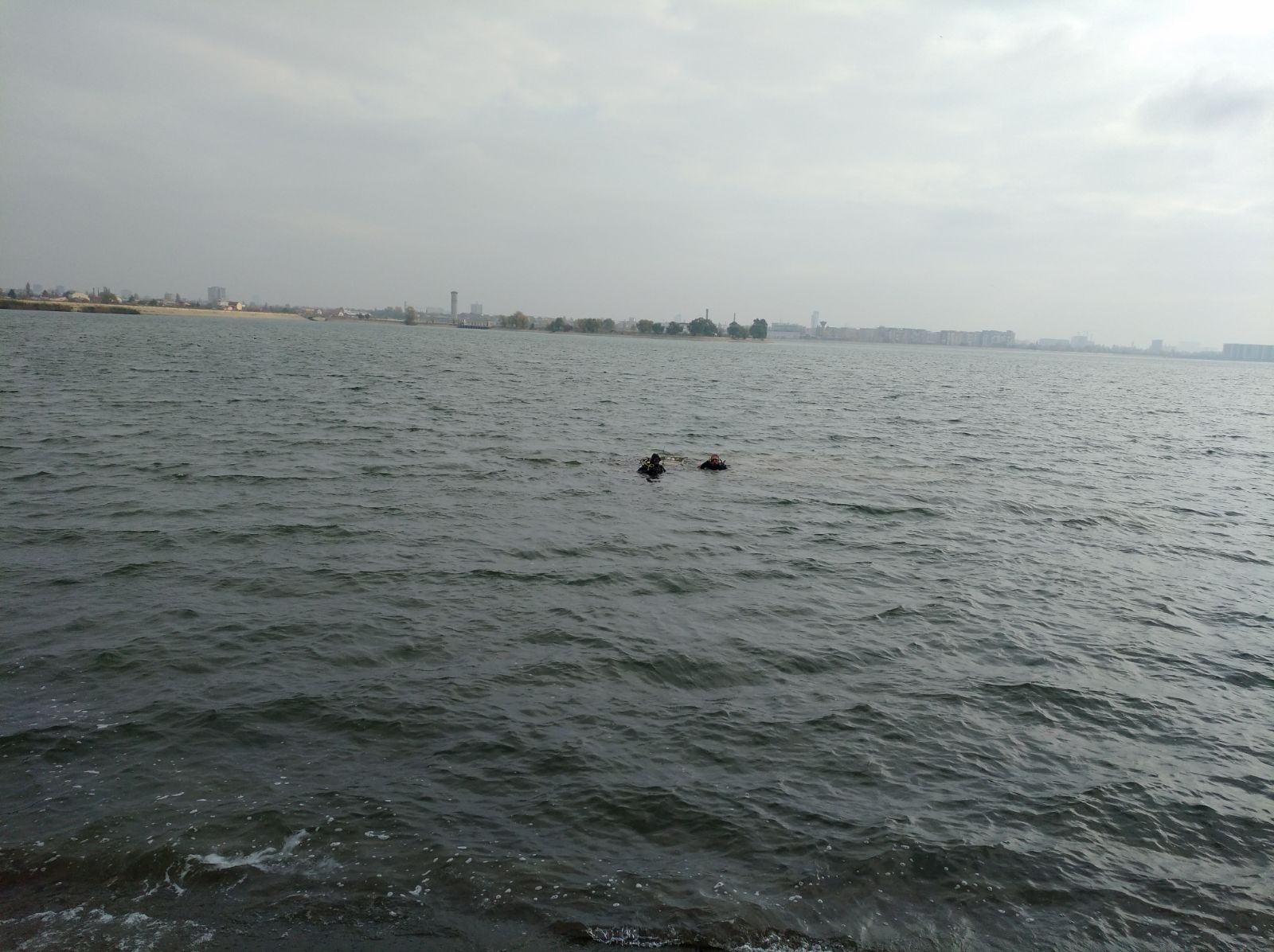 UPDATE: Mașina găsită în Lacul Morii va fi ridicată de Poliție. Nimeni nu știe cum a ajuns în apă | FOTO
