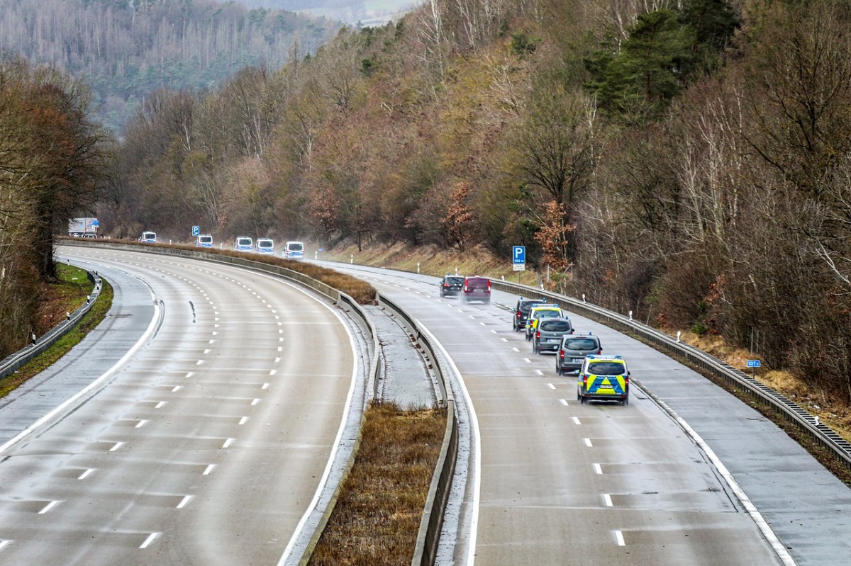 Șofer de TIR căutat de poliție după ce a tras în alt camionagiu care-l depășea pe autostradă, în Germania: „Un Mercedes Actros albastru”
