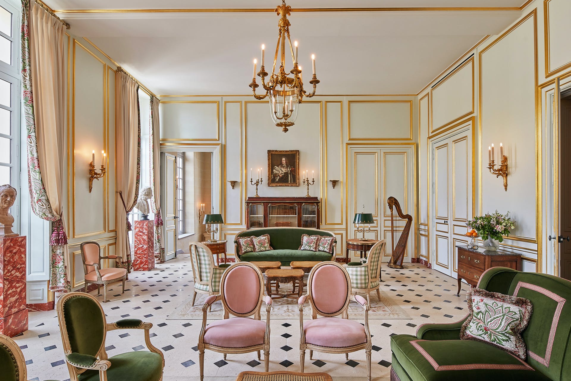 Hotelul de lux în care simți că stai chiar în Palatul Versailles. Cât costă o noapte de cazare