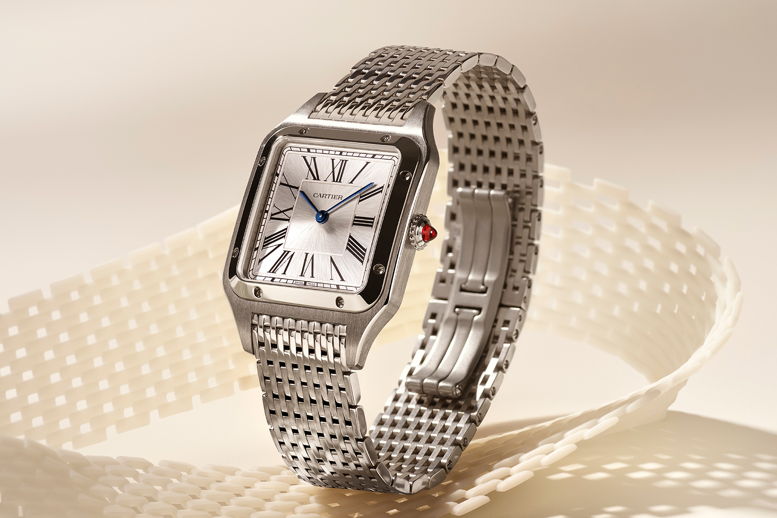 Cartier surprinde cu noile ceasuri de la Watches and Wonders 2026: Santos-Dumont pe brățară, Crash Skeleton nou și revenirea legendarului Roadster