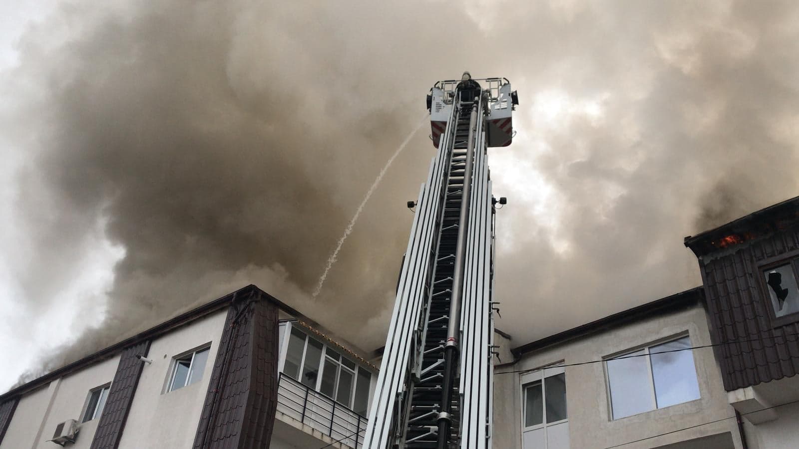 FOTO&VIDEO/ Apartamente distruse de incendiu în Chiajna! O femeie însărcinată, transportată la spital