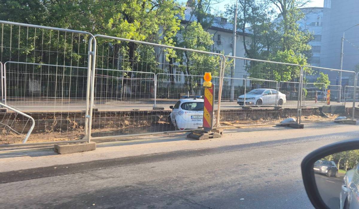 Mașină a Poliției Locale Sector 3 din București, subiect de glume pe internet după ce a rămas împotmolită pe șantierul de pe Bulevardul Basarabia: „Cine îi amendează pentru parcare neregulamentară?”