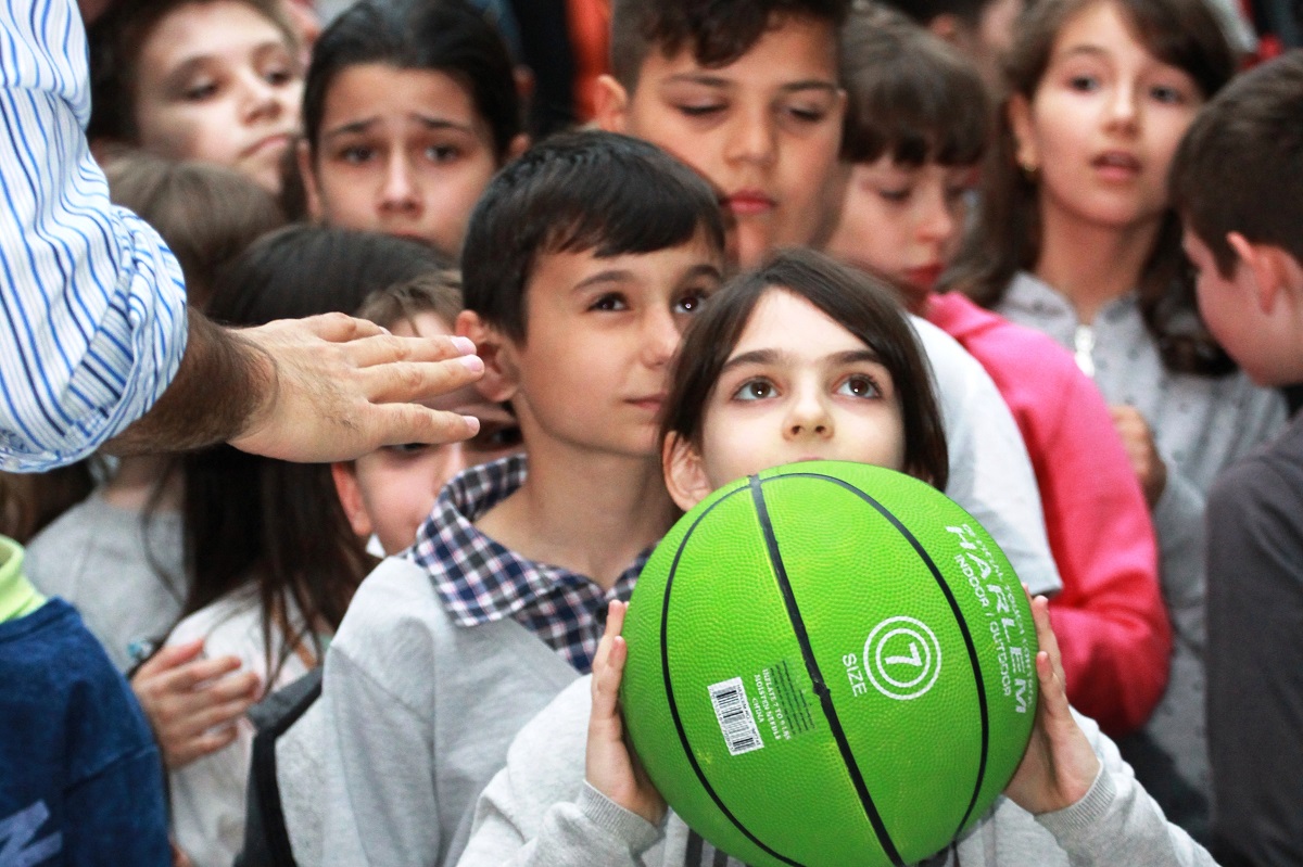 Virgil Stănescu, președintele echipei de baschet Steaua, a dat lecții de baschet în mall