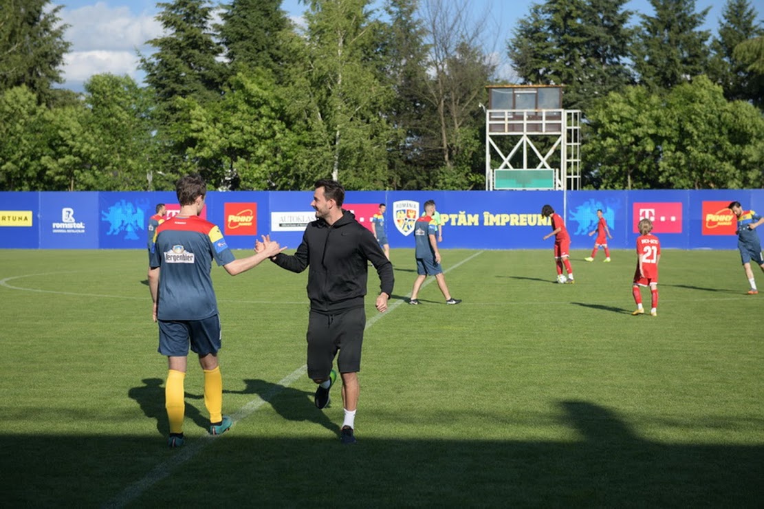 GALERIE FOTO / Roman Bürki, portar la Borussia Dortmund, a fost în România pentru a-i ajuta pe copiii români