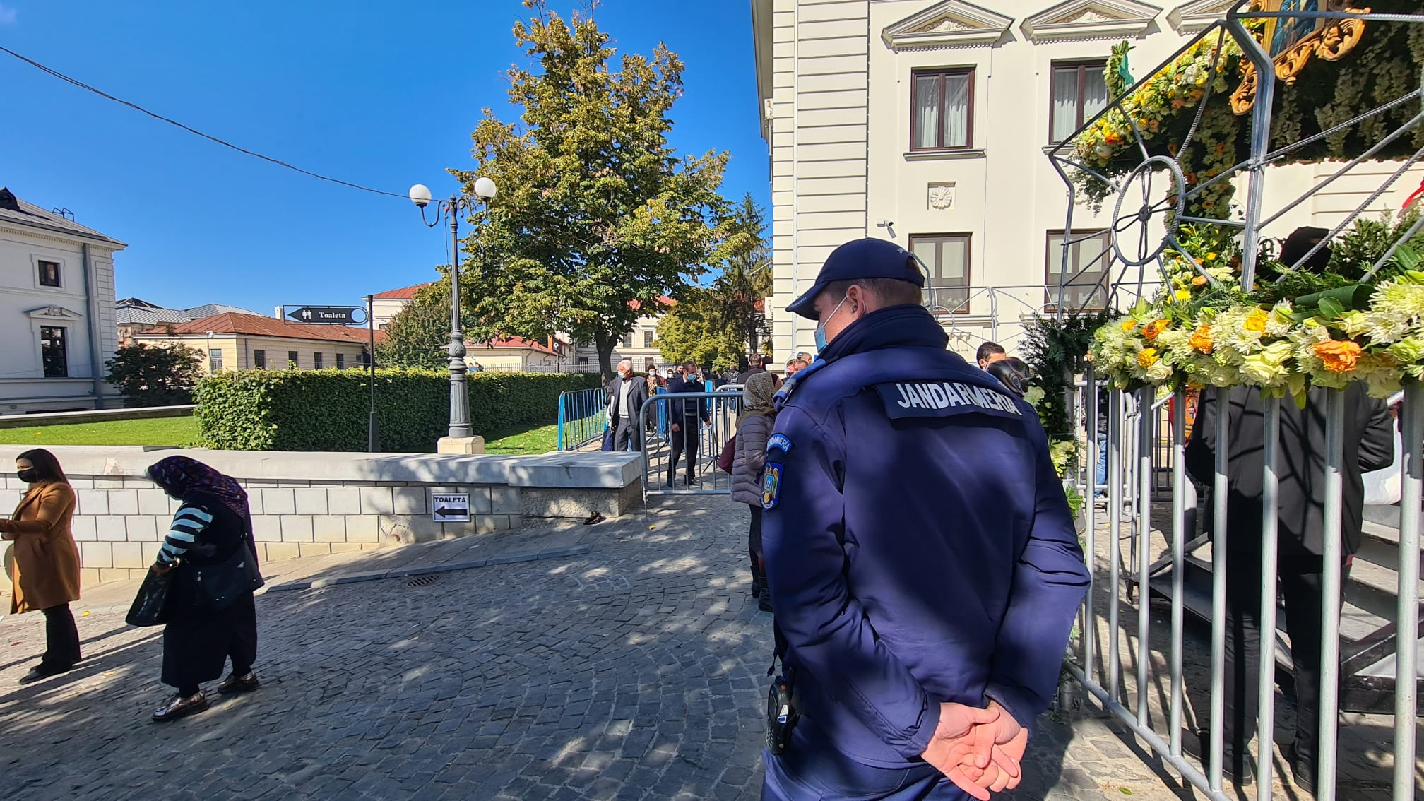Un oraș, două realități: Coadă de ambulanțe cu pacienți COVID la spital, coadă de pelerini la Sf. Parascheva