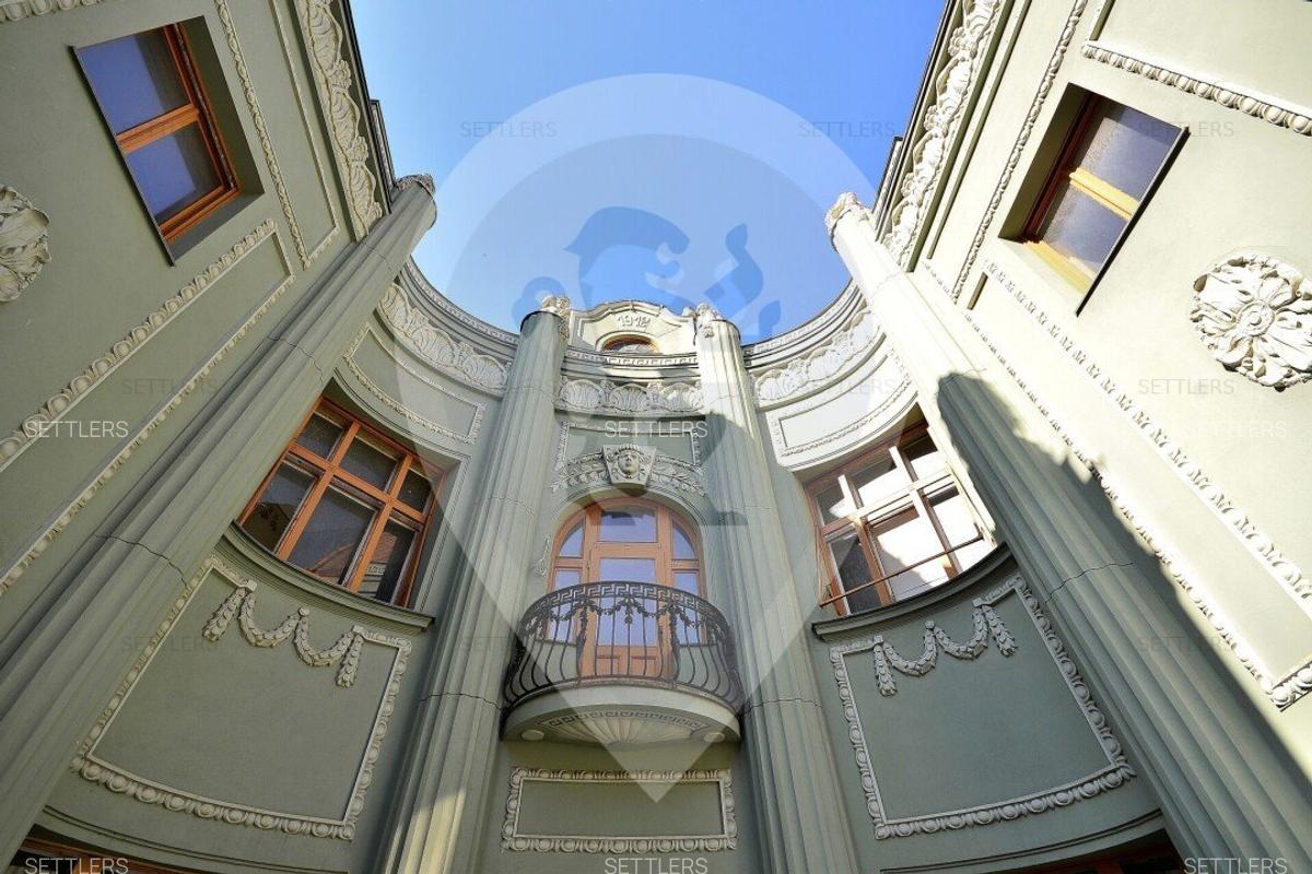 Brașovul scoate la vânzare un palat spectaculos din inima orașului, cu vedere spre Tâmpa, la preț de penthouse în centrul Bucureștiului