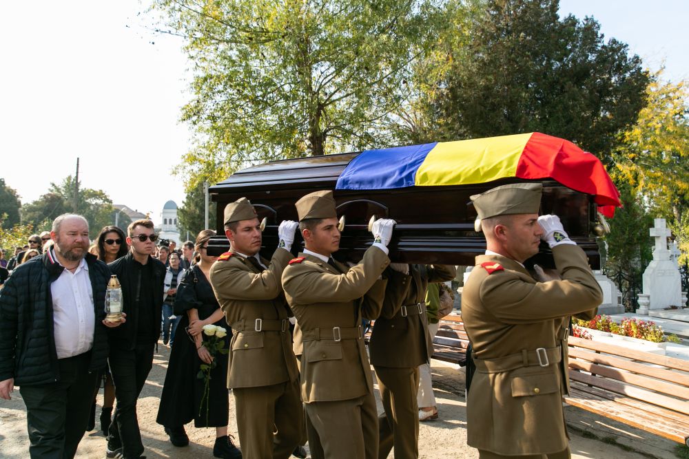 UPDATE | Tamara Buciuceanu Botez a fost înmormântată cu onoruri militare la Cimitirul Sf. Vineri din Capitală. Sute de oameni au venit să-i aducă un ultim omagiu
