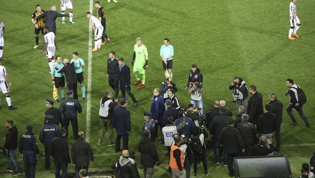 Alt scandal pentru Răzvan Lucescu. Derby-ul PAOK - AEK Atena a fost întrerupt cu câteva minute înainte de final / GALERIE FOTO&VIDEO