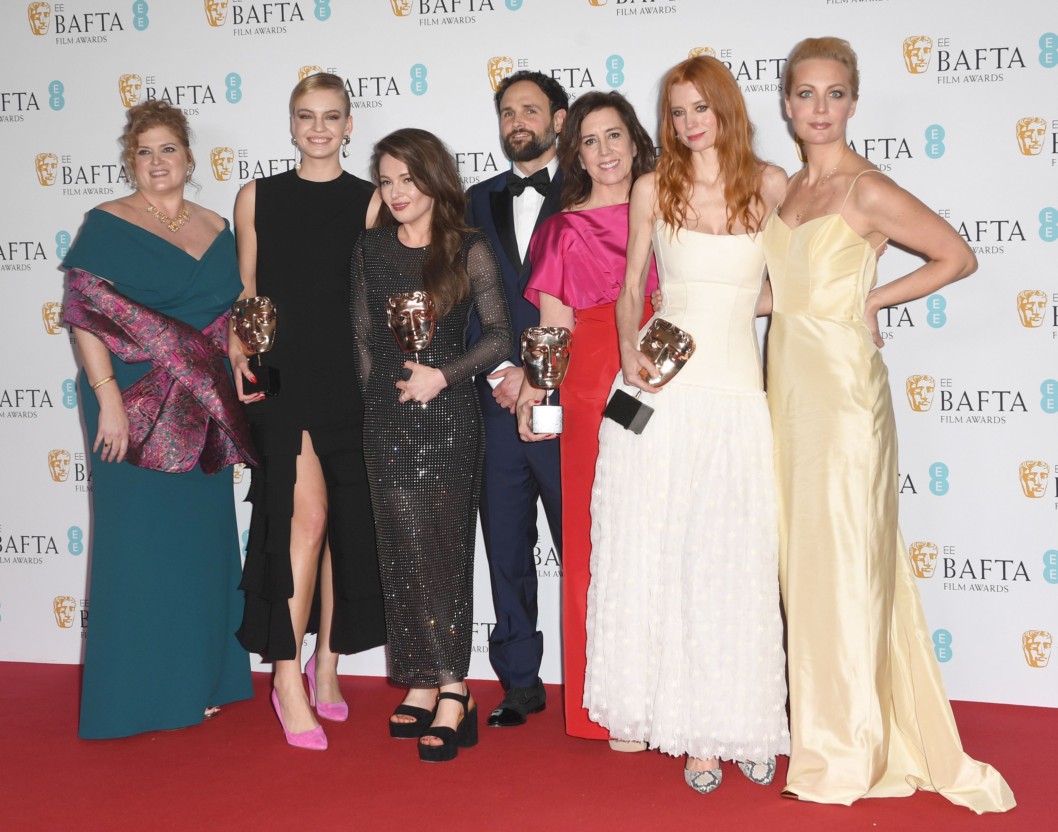 Apariții spectaculoase pe covorul roșu la premiile BAFTA 2023. Ce ținute au purtat actrițele
