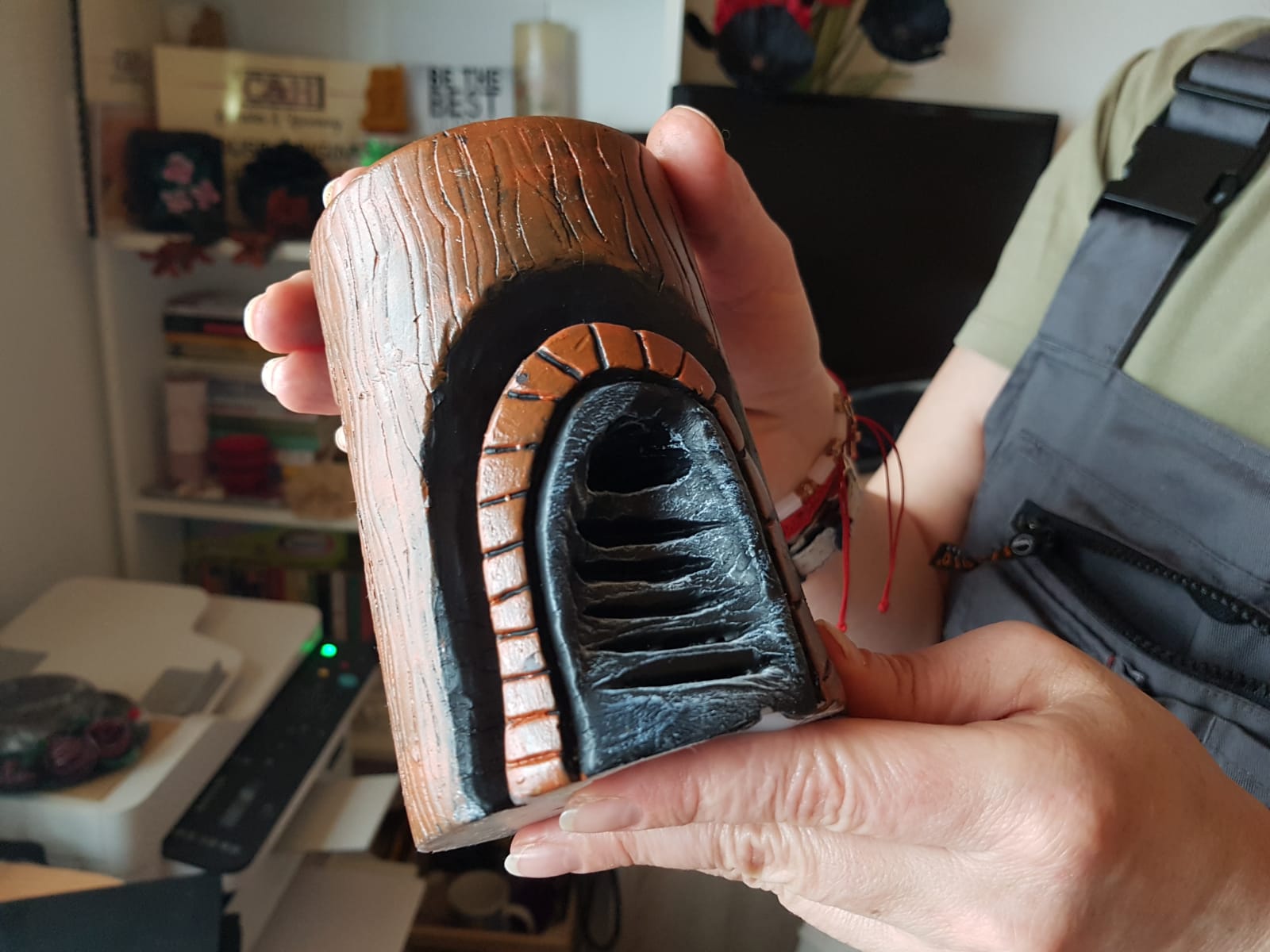 VIDEO&FOTO/ Badantă în Italia, artistă în România. Elena Mihăilă sculptează în ceară faraoni, motociclete, pălării sau flori: "Dacă greșești, topești totul și o iei de la capăt"