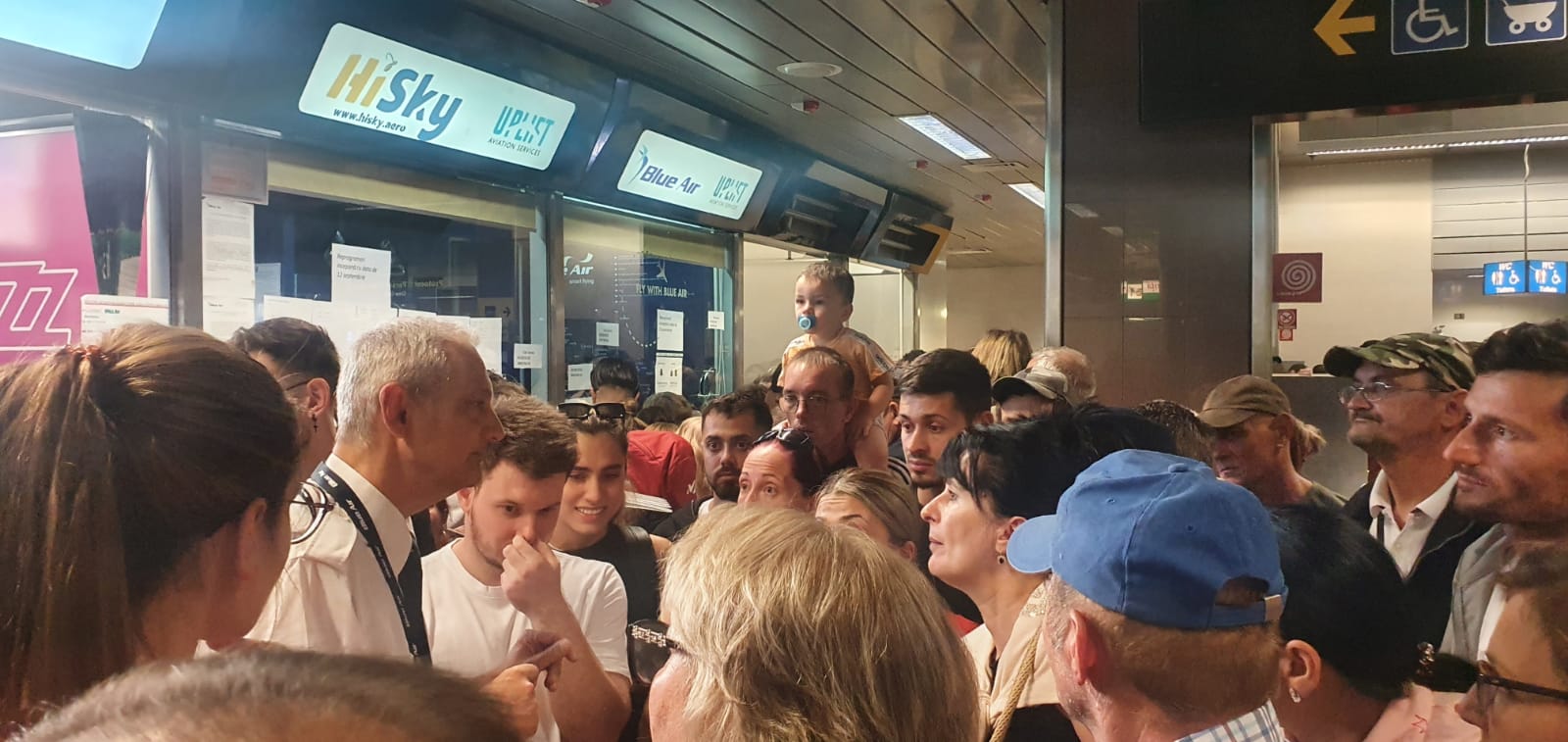 Imagini cu haosul de pe aeroportul Otopeni, unde călătorii au aflat că Blue Air a suspendat toate zborurile