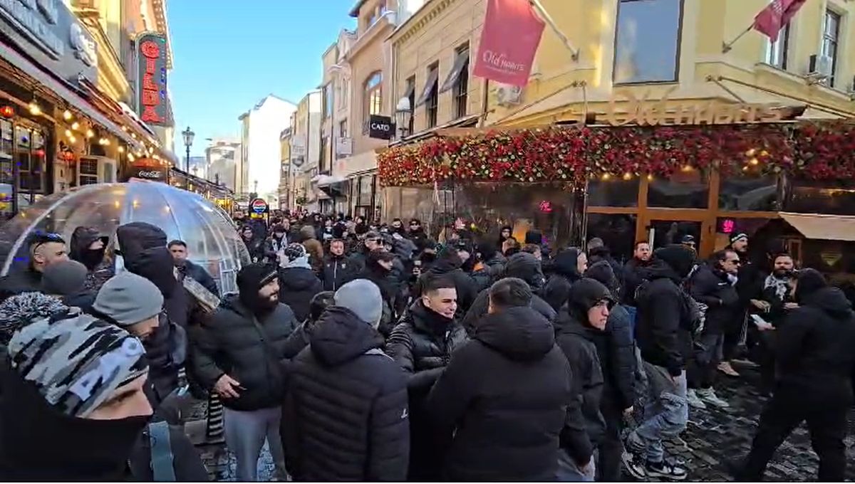 Fanii lui PAOK Salonic au luat cu asalt Centrul Vechi, înaintea partidei decisive cu FCSB din Liga Europa | VIDEO