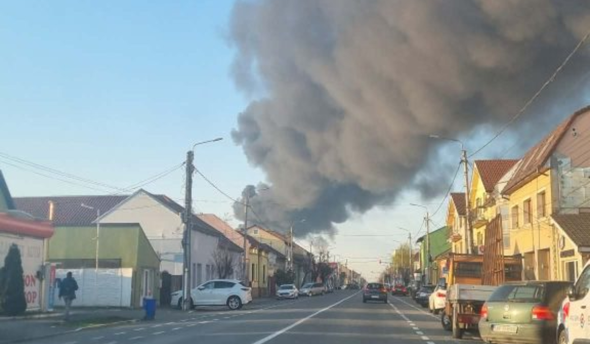 Incendiu la o fabrică de polistiren din Arad: norul uriaș de fum negru se vede de la zeci de kilometri, au fost emise trei mesaje consecutive RO-Alert