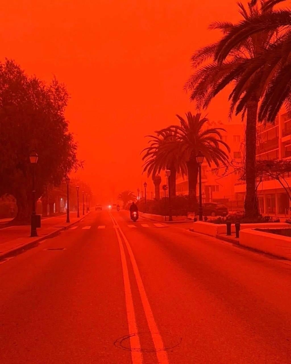 Imagini ca în Apocalipsă pe insula Creta, unde totul s-a colorat în nuanțe de roșu sângeriu