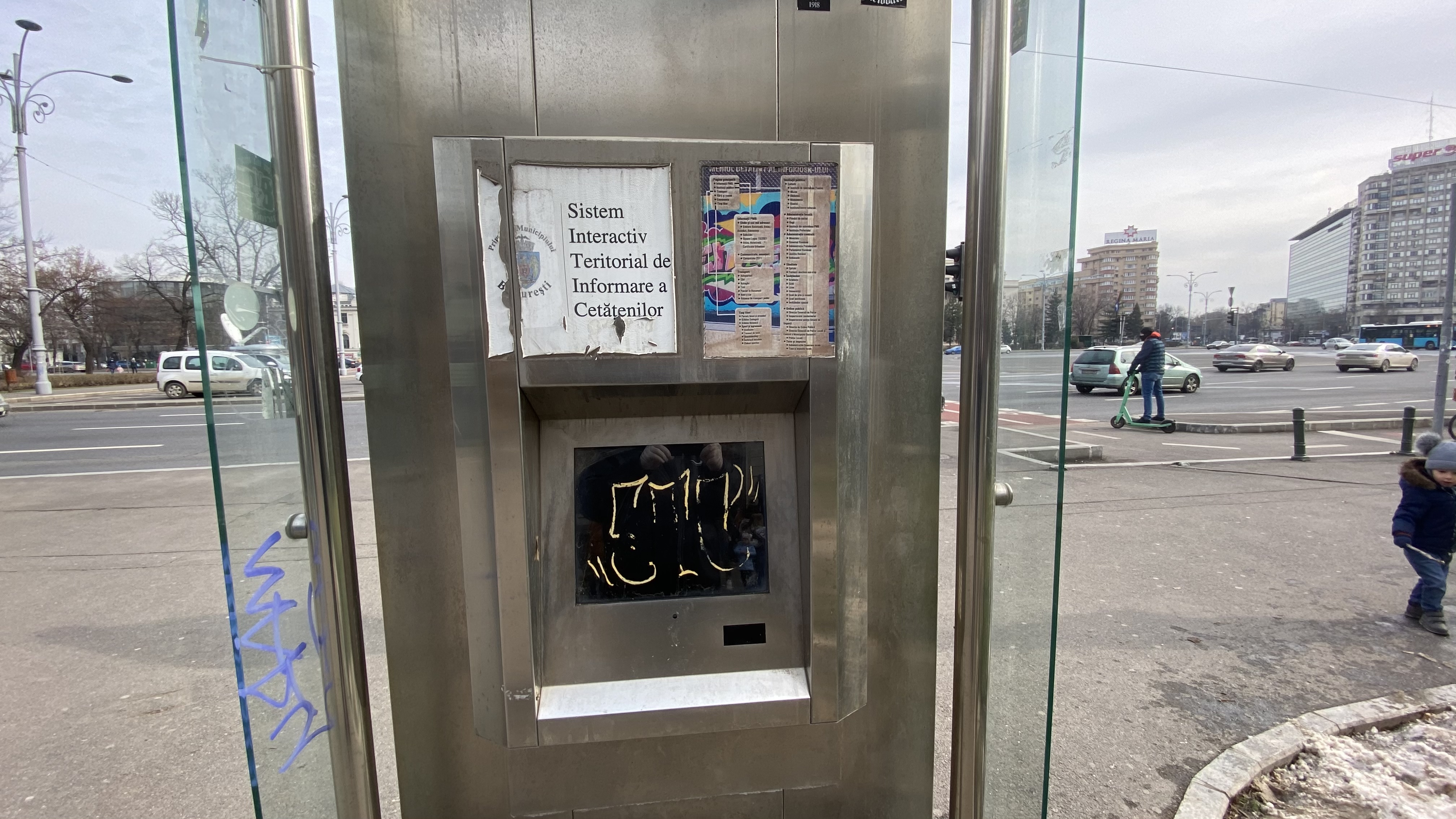 De 9 ani, chioșcurile informative de 400.000 de euro, care au funcționat doar câteva luni, zac vandalizate și inutile în centrul Bucureștiului