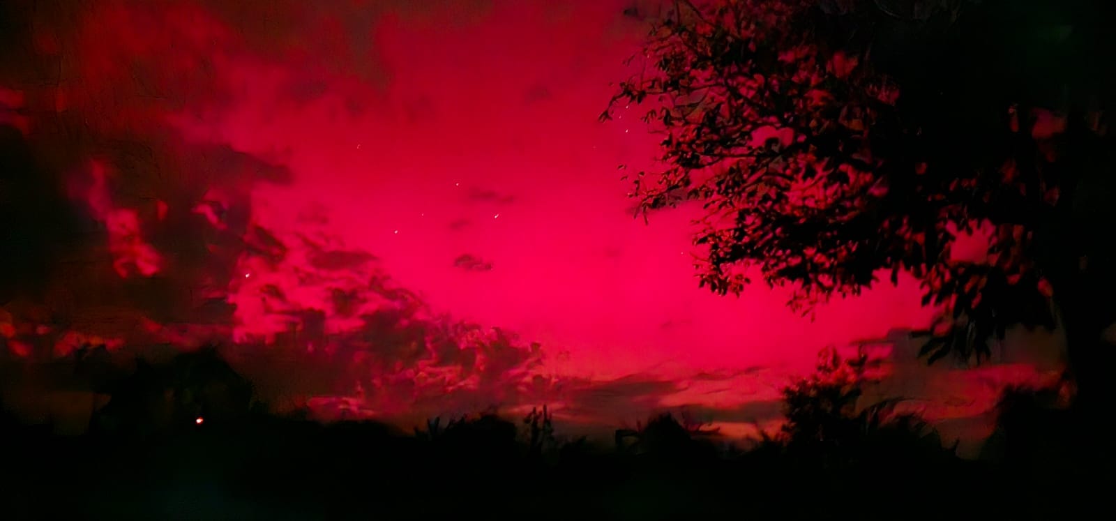 Aurora boreală, din nou vizibilă pe cerul României. „Spectacolul” a fost observat din aproape toate judeţele ţării