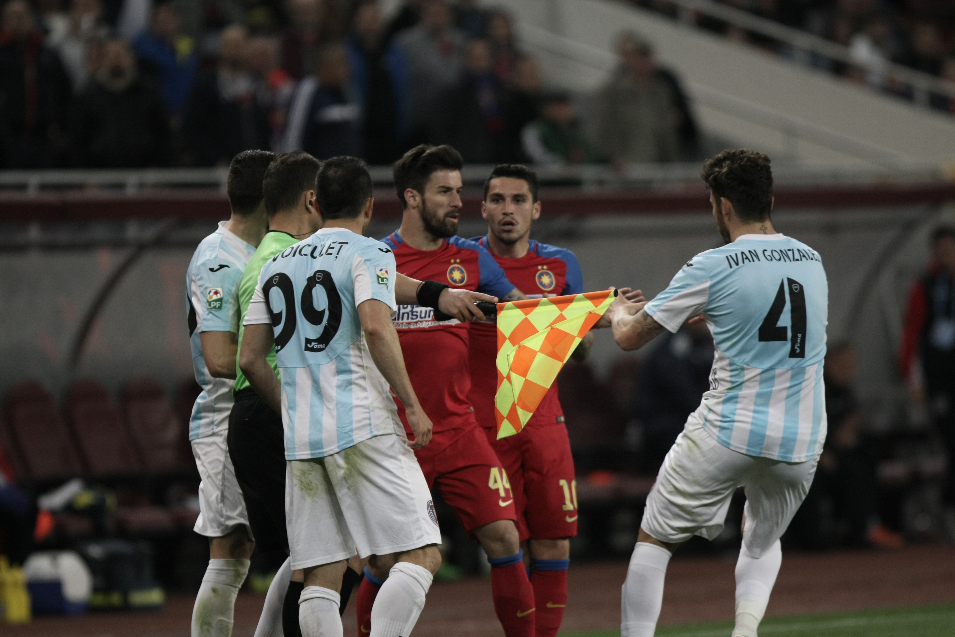 Crăciunescu, revoltat că stewarzii au intrat pe teren la meciul Steaua - ASA: ”Ce facem, aducem trupele speciale?” | GALERIE FOTO