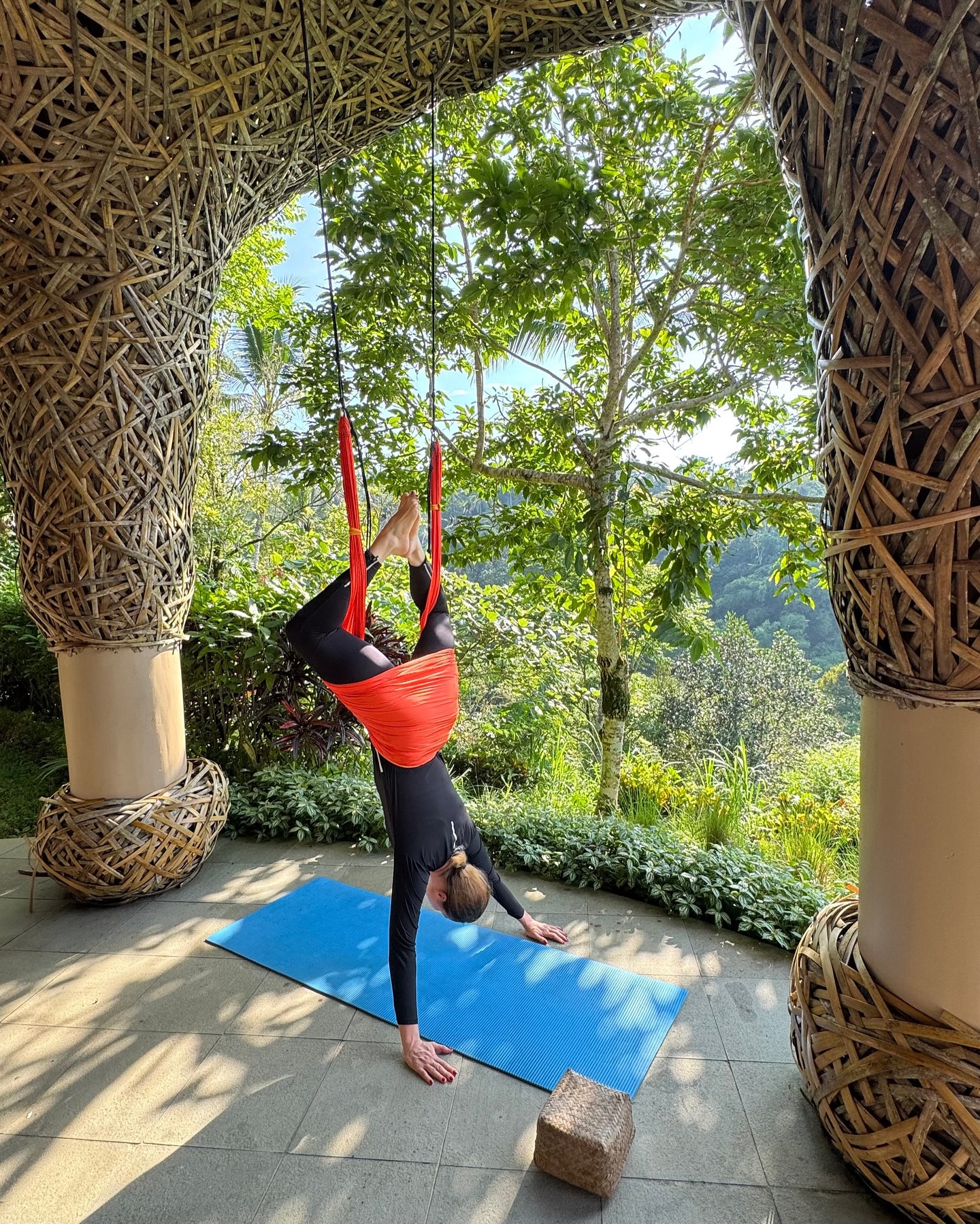 Cum a apărut Andreea Marin în vacanța din Bali. Imagini cu vedeta, suspendată în aer, în timpul unei clase de yoga