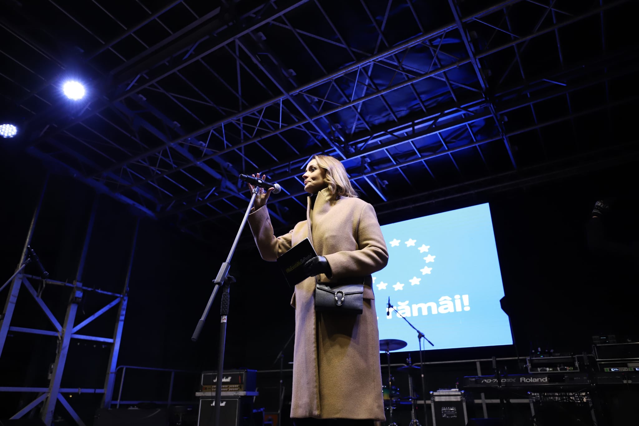 Miting pro-Europa în Piața Universității din București, cu 3 zile înaintea turului 2 al alegerilor prezidențiale