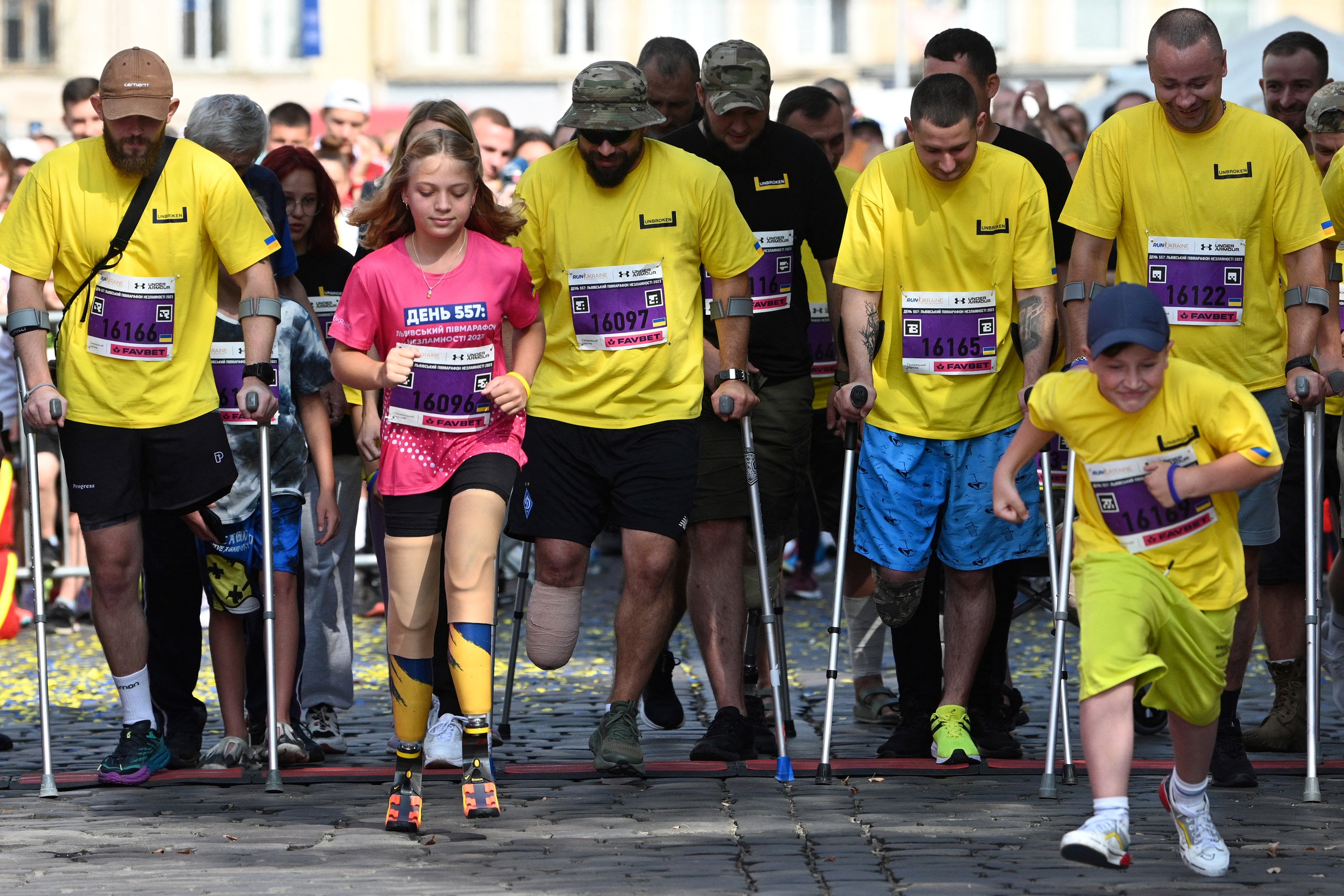„Da! Și eu pot s-o fac!”. Iana, fata de 12 ani care și-a pierdut ambele picioare în atacul asupra gării din Kramatorsk, a alergat la un semimaraton | FOTO