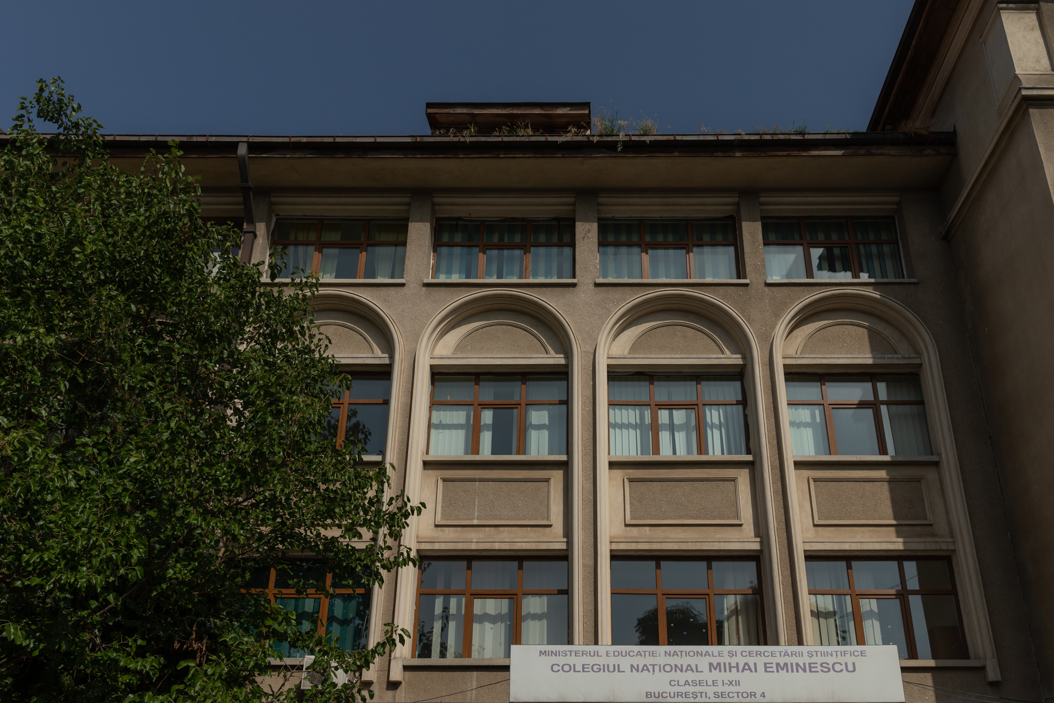 Mii de elevi din sectorul 4, mutați de primărie „temporar” în alte locații, pentru consolidări care nu au început nici după 2 ani
