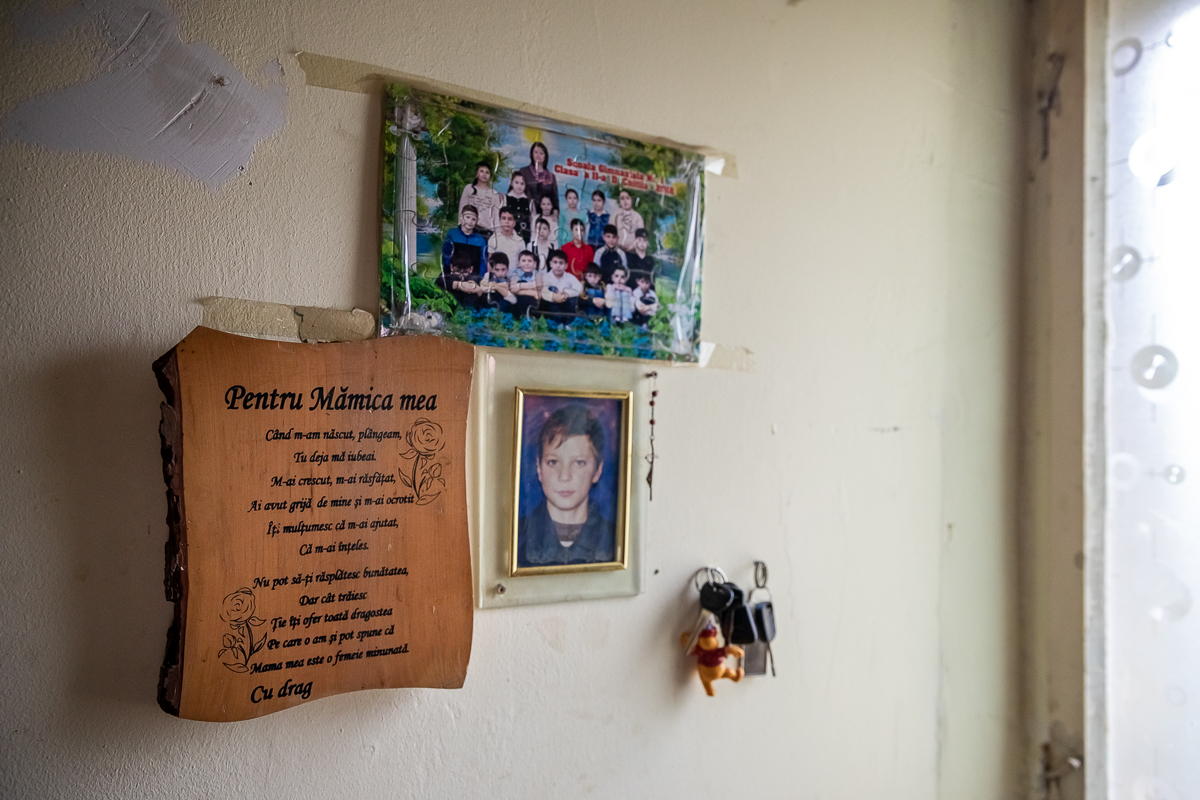La 19 ani, abandonat de părinţi, Cristi pune pâinea pe masă şi îşi creşte fratele mai mic! “Mama ne-a luat şi televizorul când a plecat”