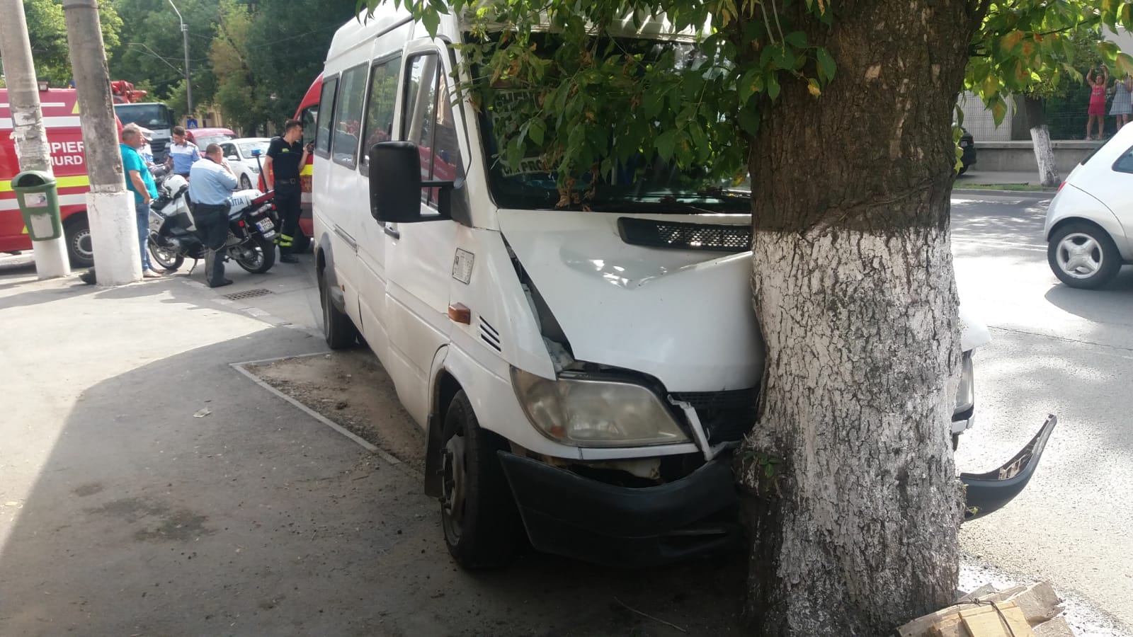 UPDATE. Un microbuz a intrat într-un copac pe Şoseaua Antiaeriană din Bucureşti