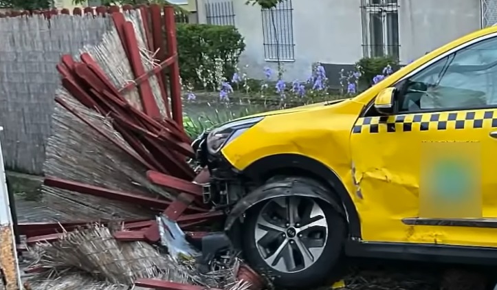 Nullára gyalulta egy család kerítését az irányíthatatlanná vált taxi Pesterzsébeten – a videón jól látni, ki volt a hibás