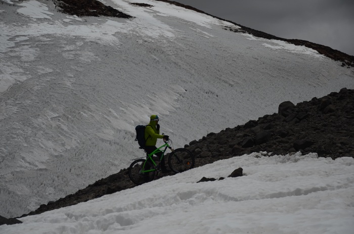 Românii care au traversat Deșertul Atacama și vulcanul Ojos del Salado pe biciclete Pegas au sosit în țară | FOTO