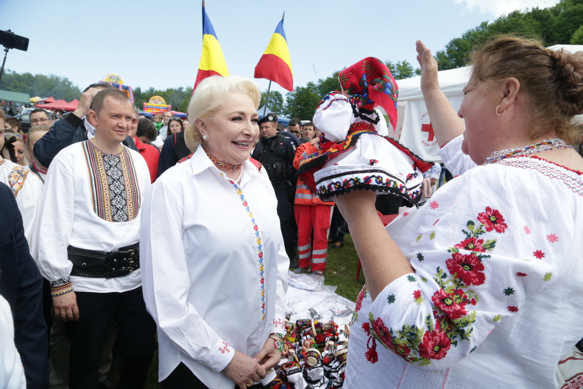 FOTO | Premierul Viorica Dăncilă a mers la Festivalul Sâmbra Oilor. Reacţie la protestele din ultimele zile: "Adevăraţii români sunt oameni care îşi bazează atitudinea pe argumente"