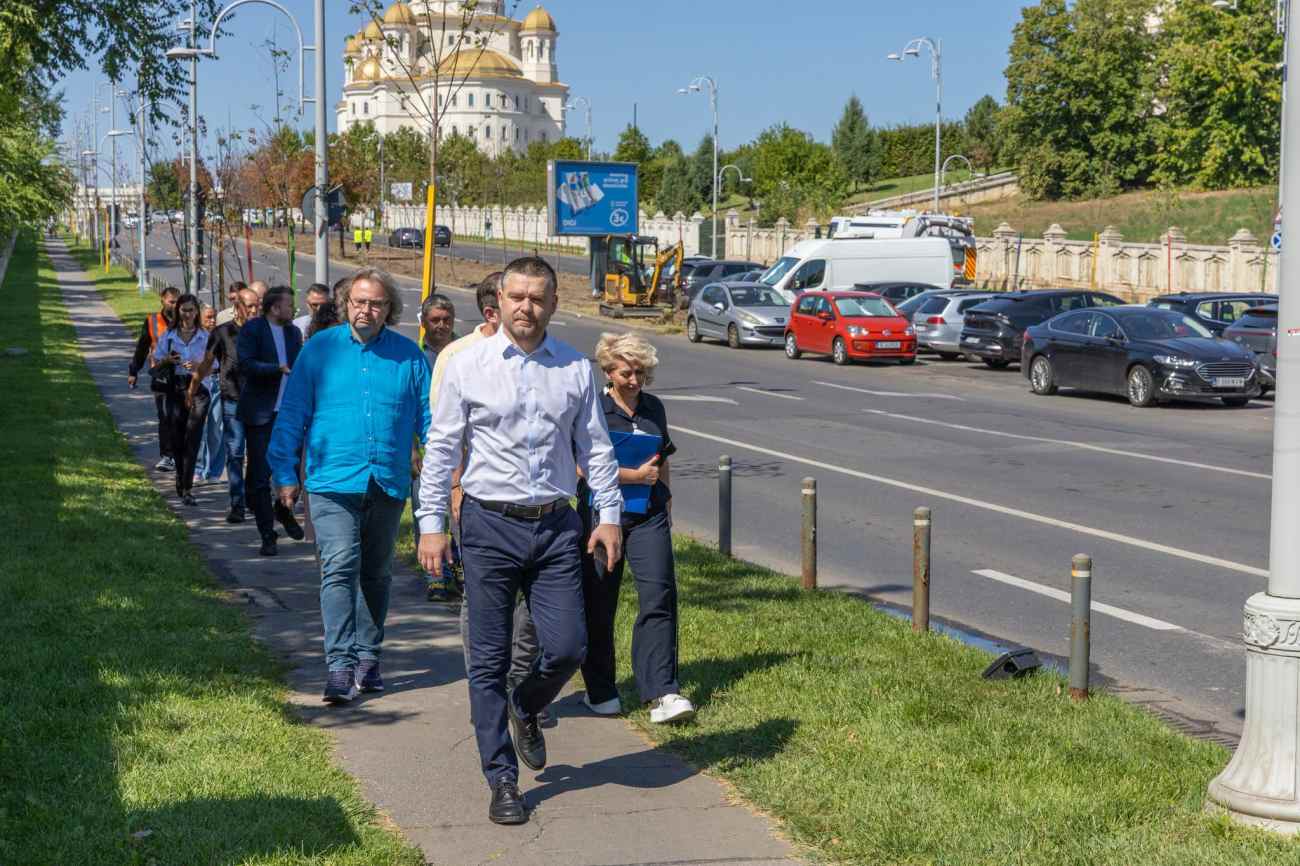 Ciprian Ciucu a mers 7 kilometri pe jos în București și l-a sunat pe primarul Vlad Popescu Piedone: „Nu vom mai avea trotuare pline de mașini în centru”