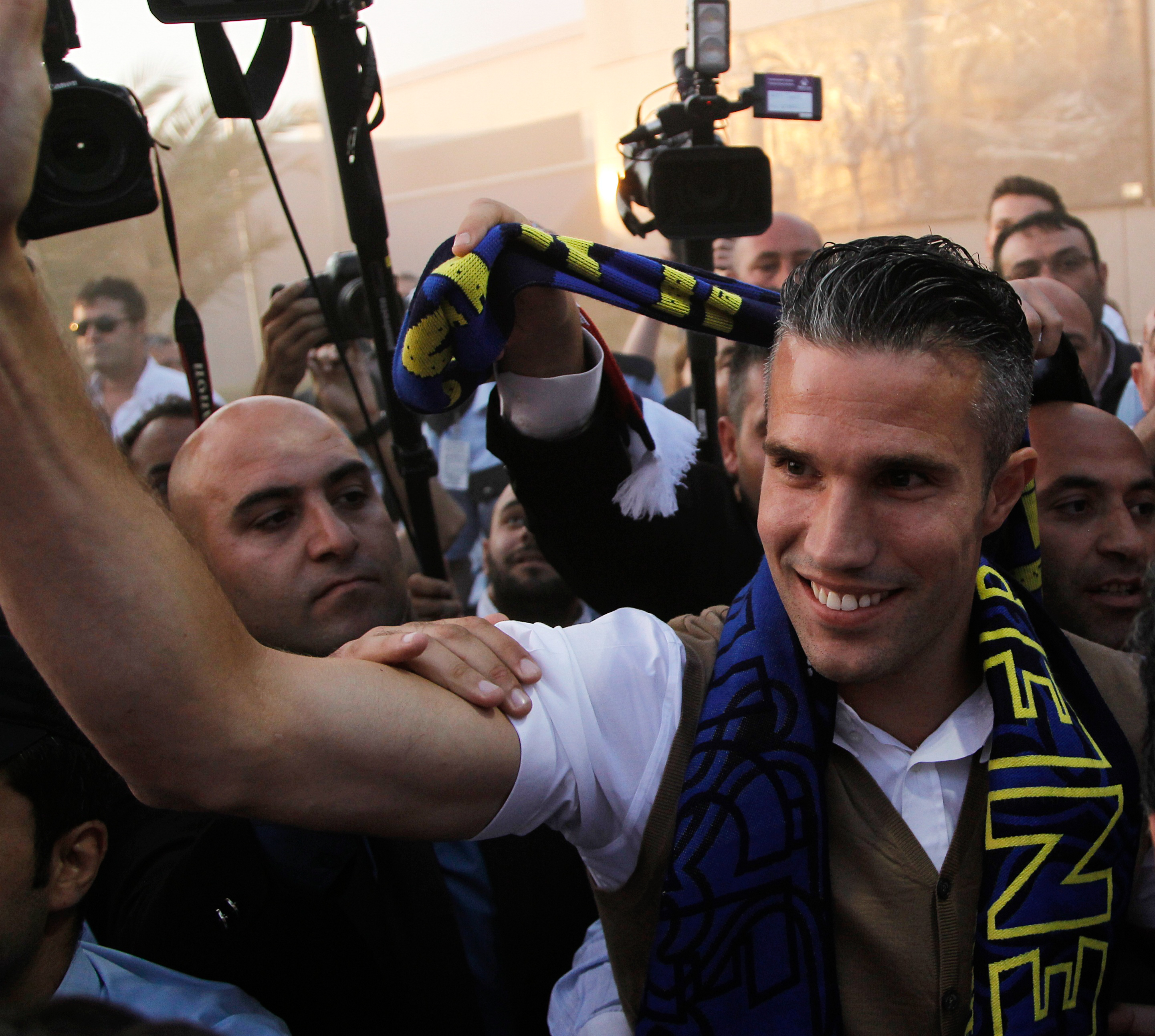 Robin Van Persie a ajuns la Istanbul să semneze cu Fenerbahce / GALERIE FOTO