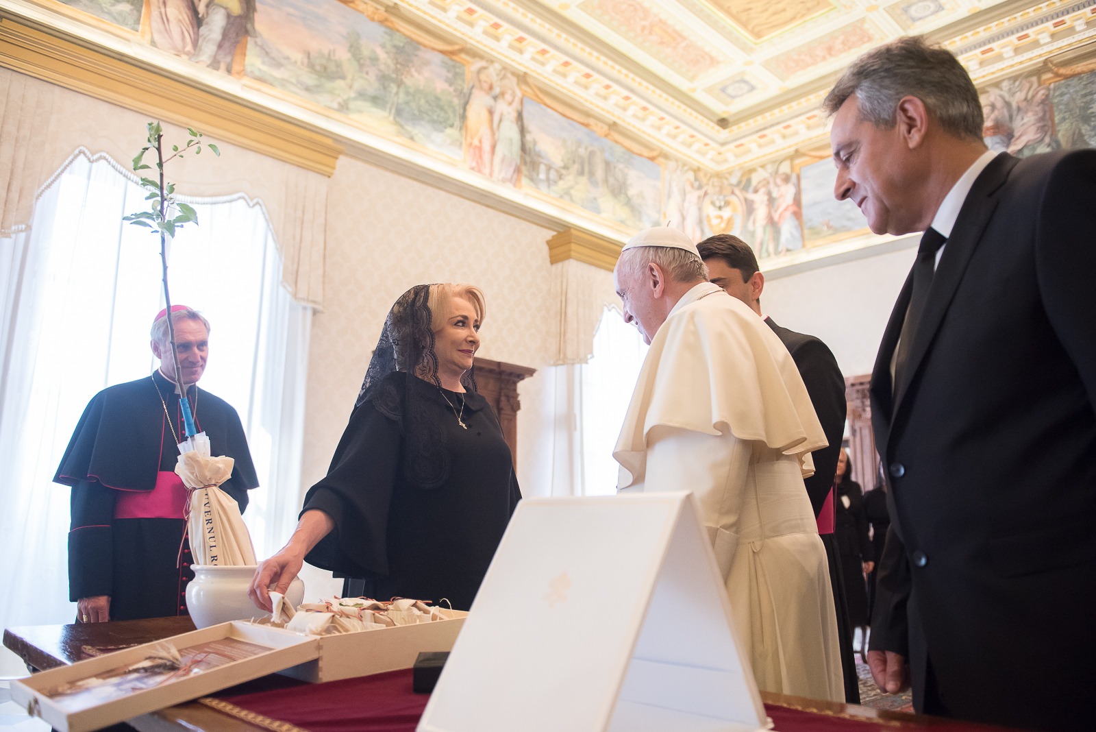 Premierul Viorica Dăncilă, în vizită la Vatican; Suveranul Pontif ar putea veni în România (VIDEO FĂRĂ SUNET)