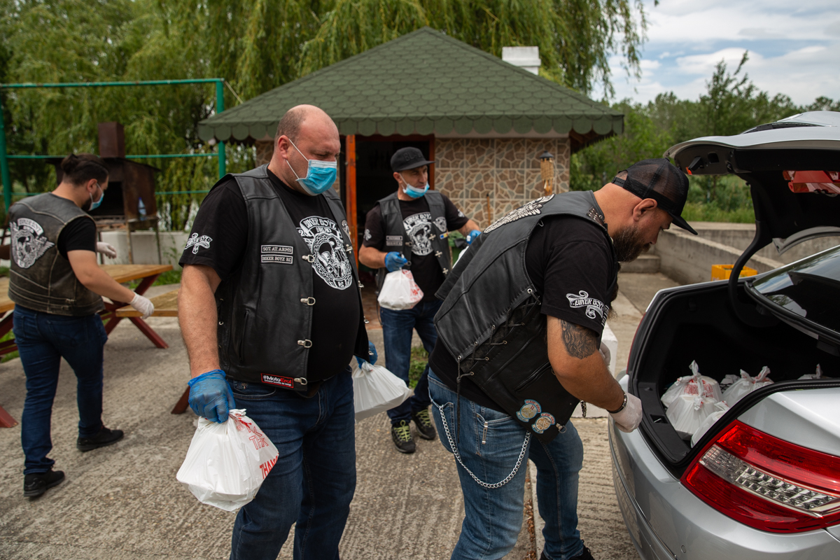 Clubul de bikeri din Bârlad a devenit bucătărie de campanie. În pandemie, rockerii au lăsat motoarele și s-au apucat de gătit pentru săraci