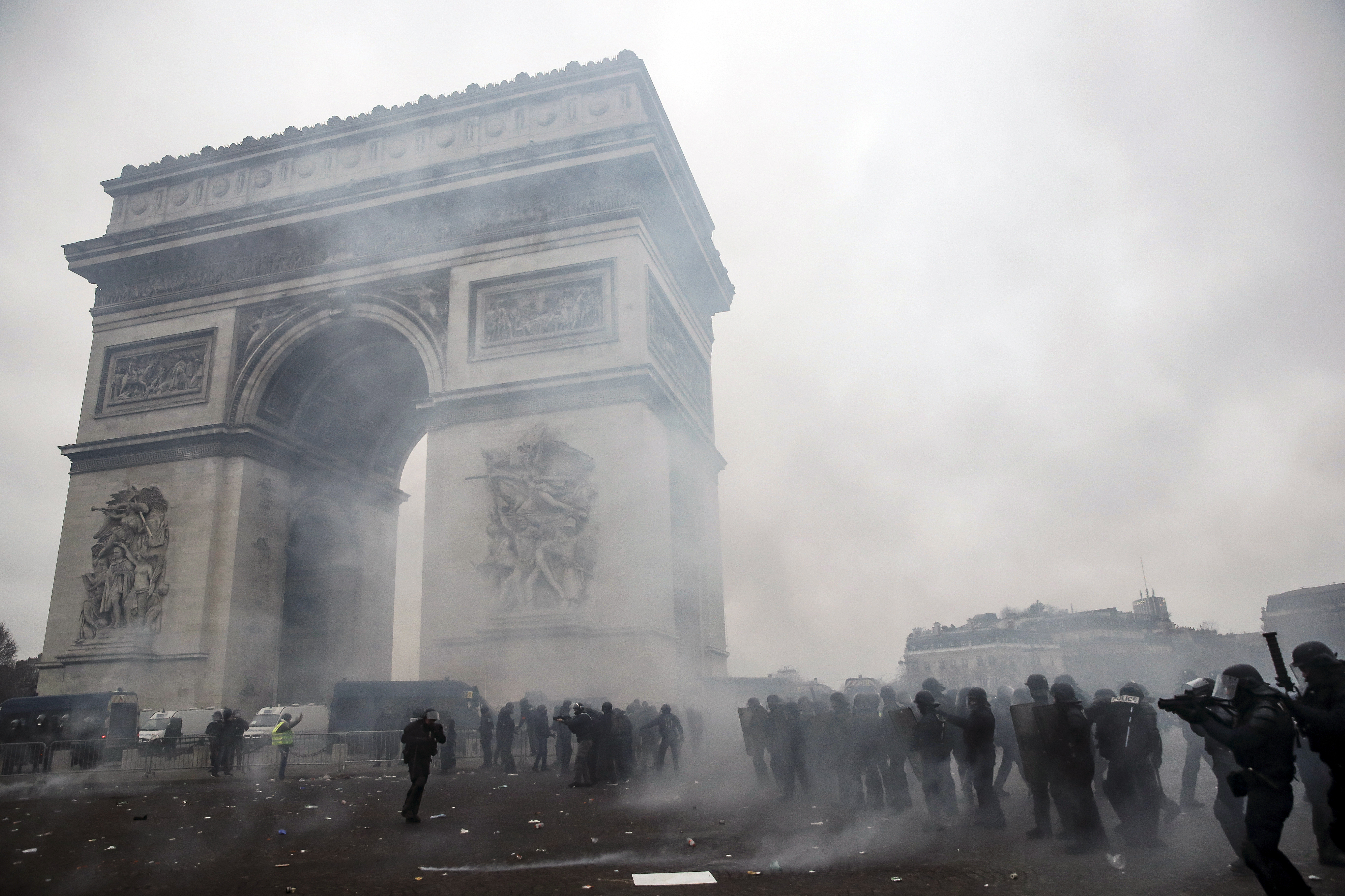 FOTO | Noi violențe la protestul vestelor galbene din Paris: tunuri cu apă, gaze lacrimogene și zeci de rețineri